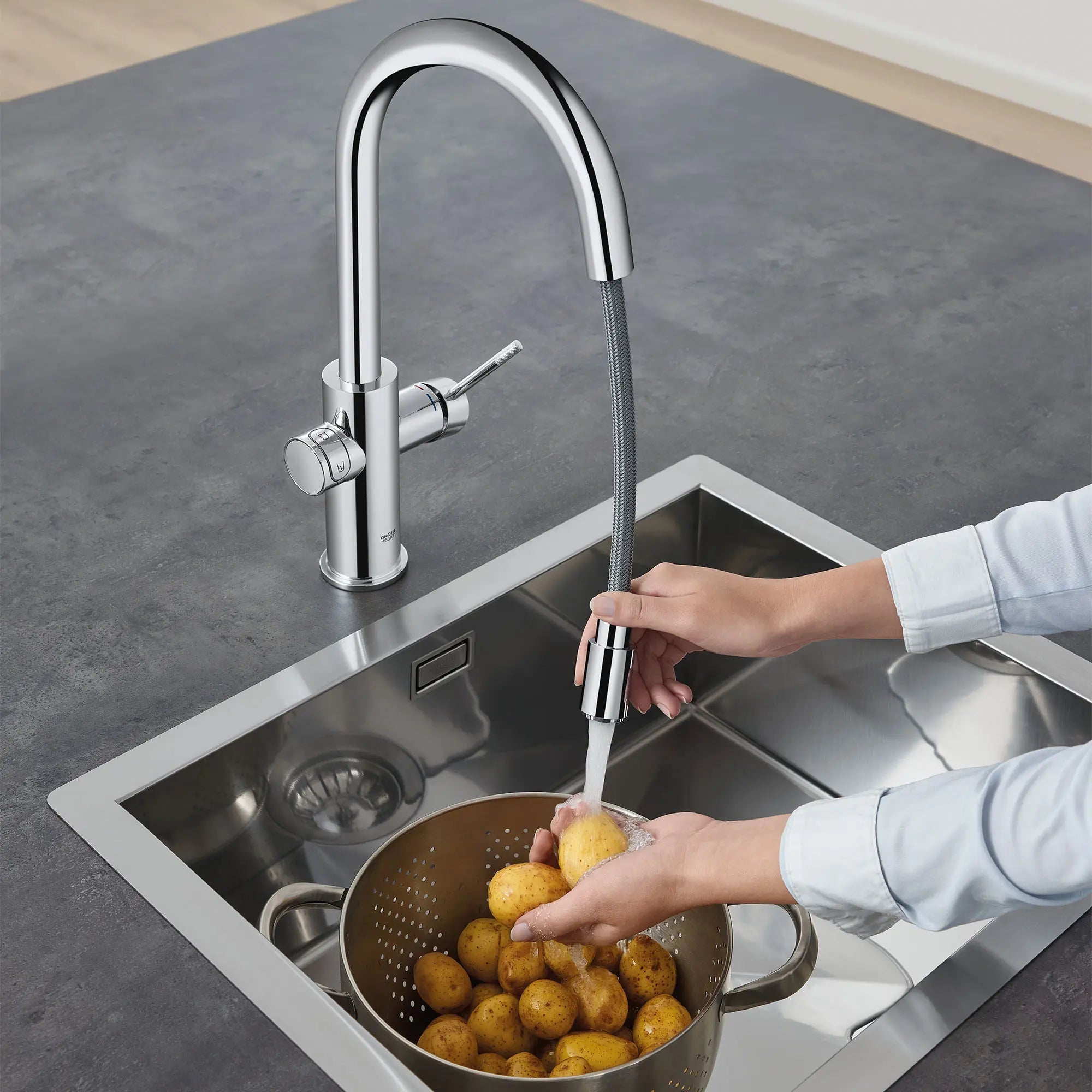 Robinet de cuisine monocommande, tête de pulvérisation coulissante avec eau réfrigérée et pétillante 6,6 L/min (1,75 gpm) // CHROME STARLIGHT GROHE // 100213_L-31251002_2_CDNwebp.webp