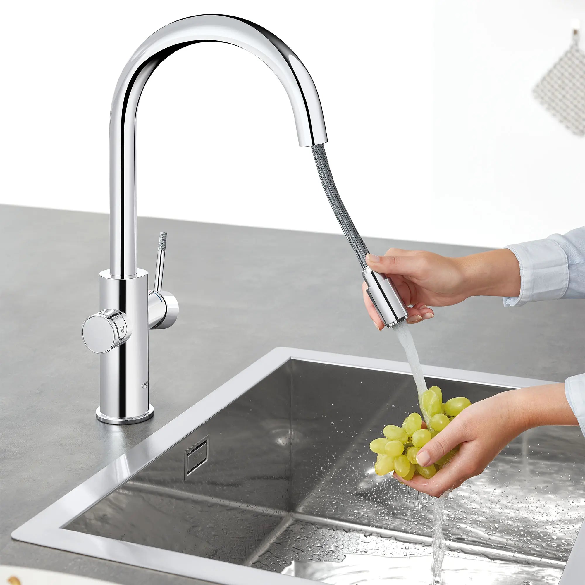 Robinet de cuisine monocommande, tête de pulvérisation coulissante avec eau réfrigérée et pétillante 6,6 L/min (1,75 gpm) // CHROME STARLIGHT GROHE // 100223_L-31251002_4_CDNwebp.webp