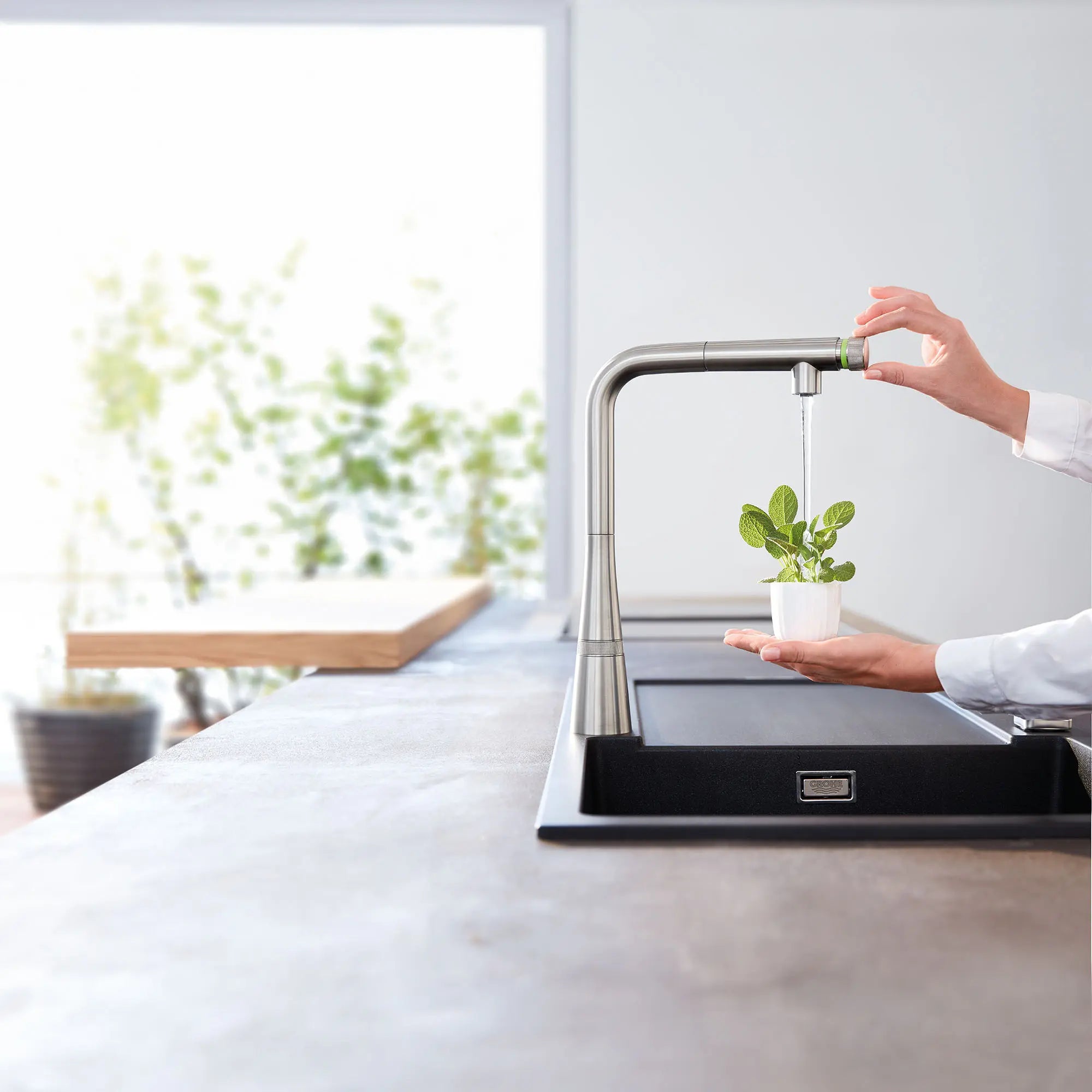 Robinet de cuisine SmartControl à douchette rétractable, jet simple 6,6 L/min (1,75 gpm) // SUPERACIER INFINITYFINISH // 100426_L-31559DC2_CDNwebp.webp