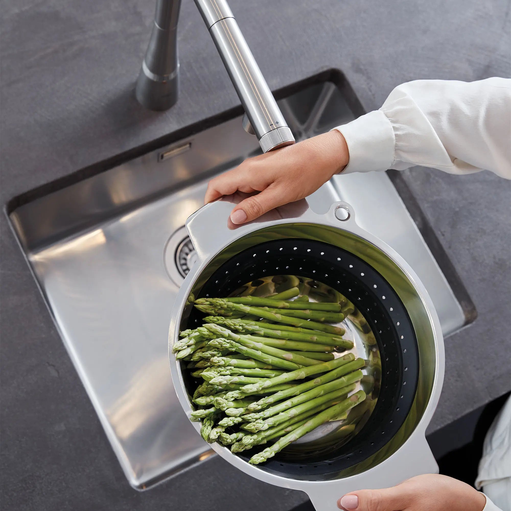 Robinet de cuisine SmartControl à douchette rétractable, jet simple 6,6 L/min (1,75 gpm) // SUPERACIER INFINITYFINISH // 100434_L-31559DC2_2_CDNwebp.webp