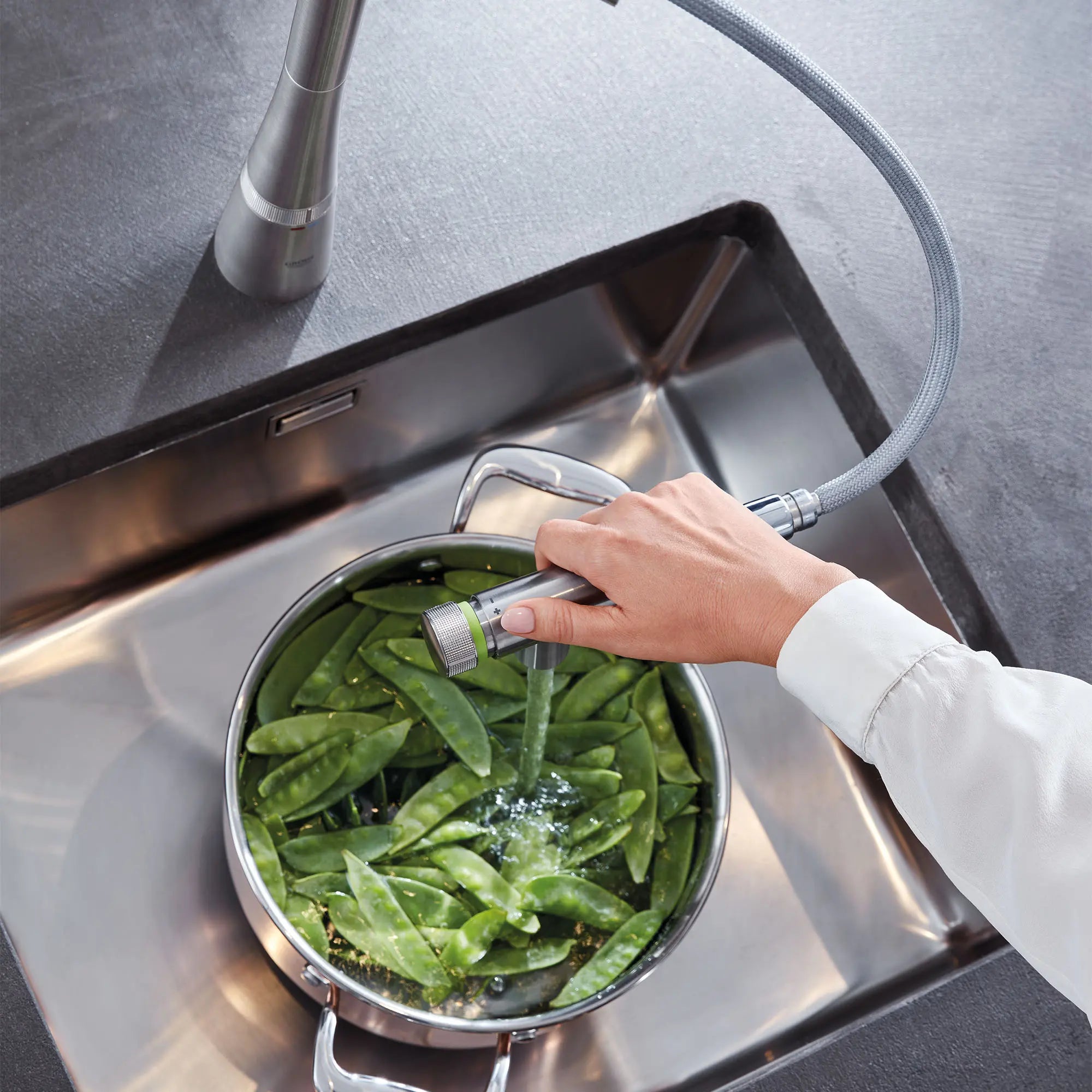 Robinet de cuisine SmartControl à douchette rétractable, jet simple 6,6 L/min (1,75 gpm) // SUPERACIER INFINITYFINISH // 100440_L-31559DC2_3_CDNwebp.webp