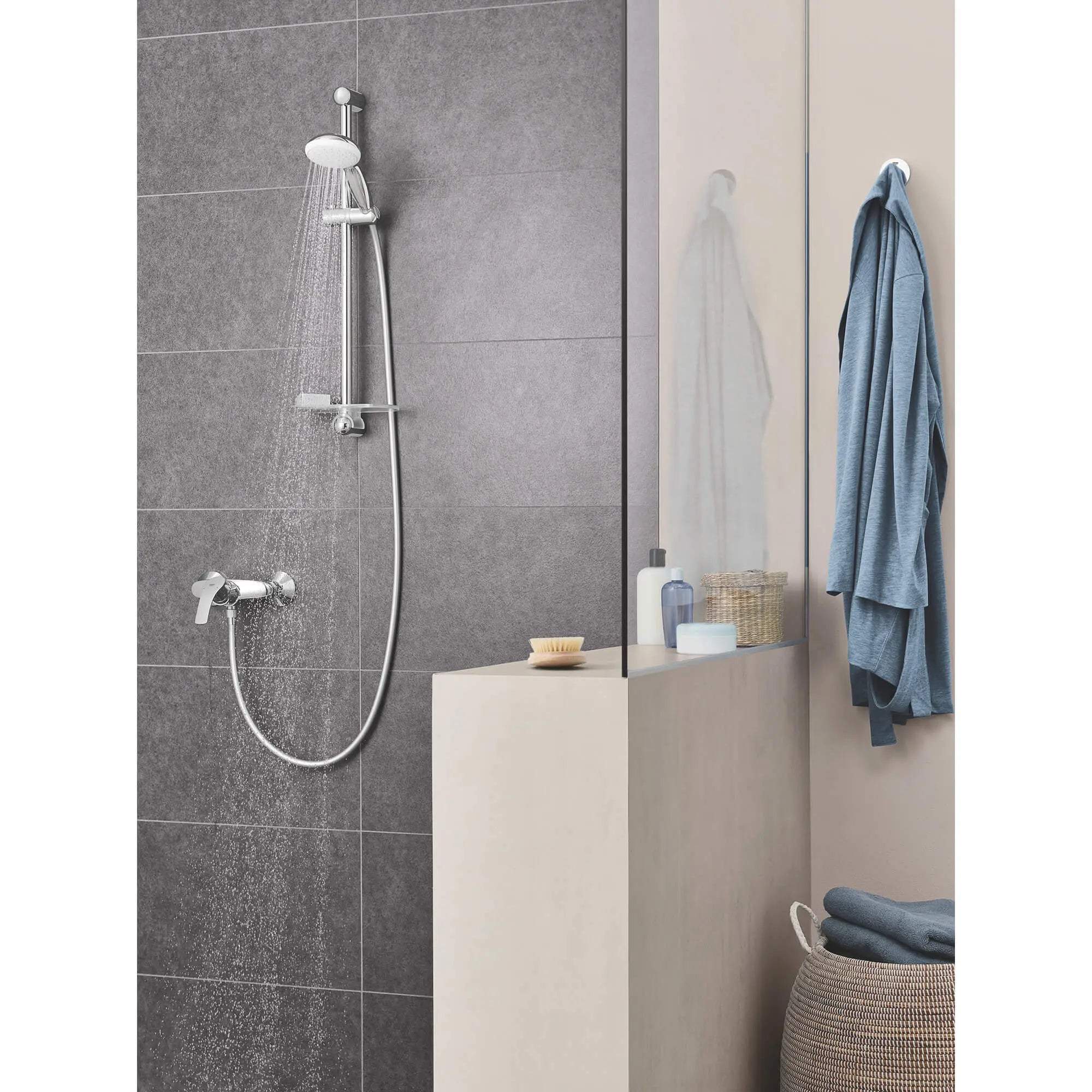 Barre de douche de 24 po // CHROME STARLIGHT GROHE // 1143_27523000-24-inch-shower-bar-enviro-2_0_CDNwebp.webp