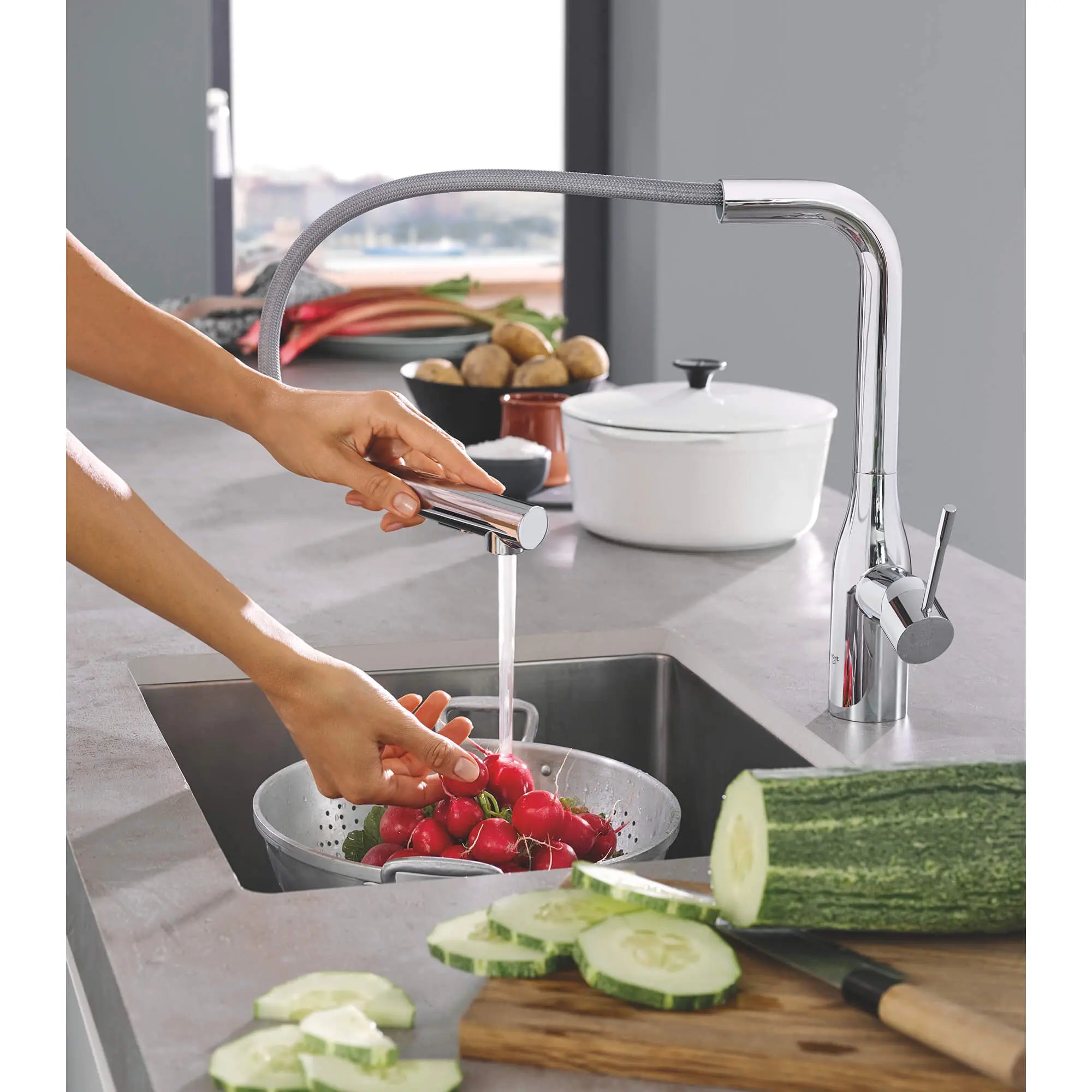 Robinet de cuisine rétractable à poignée simple et double jet 6,6 L/min (1,75 gpm) // CHROME STARLIGHT GROHE // 1489_30271000-single-handle-kitchen-faucet-enviro-4_0_CDNwebp.webp
