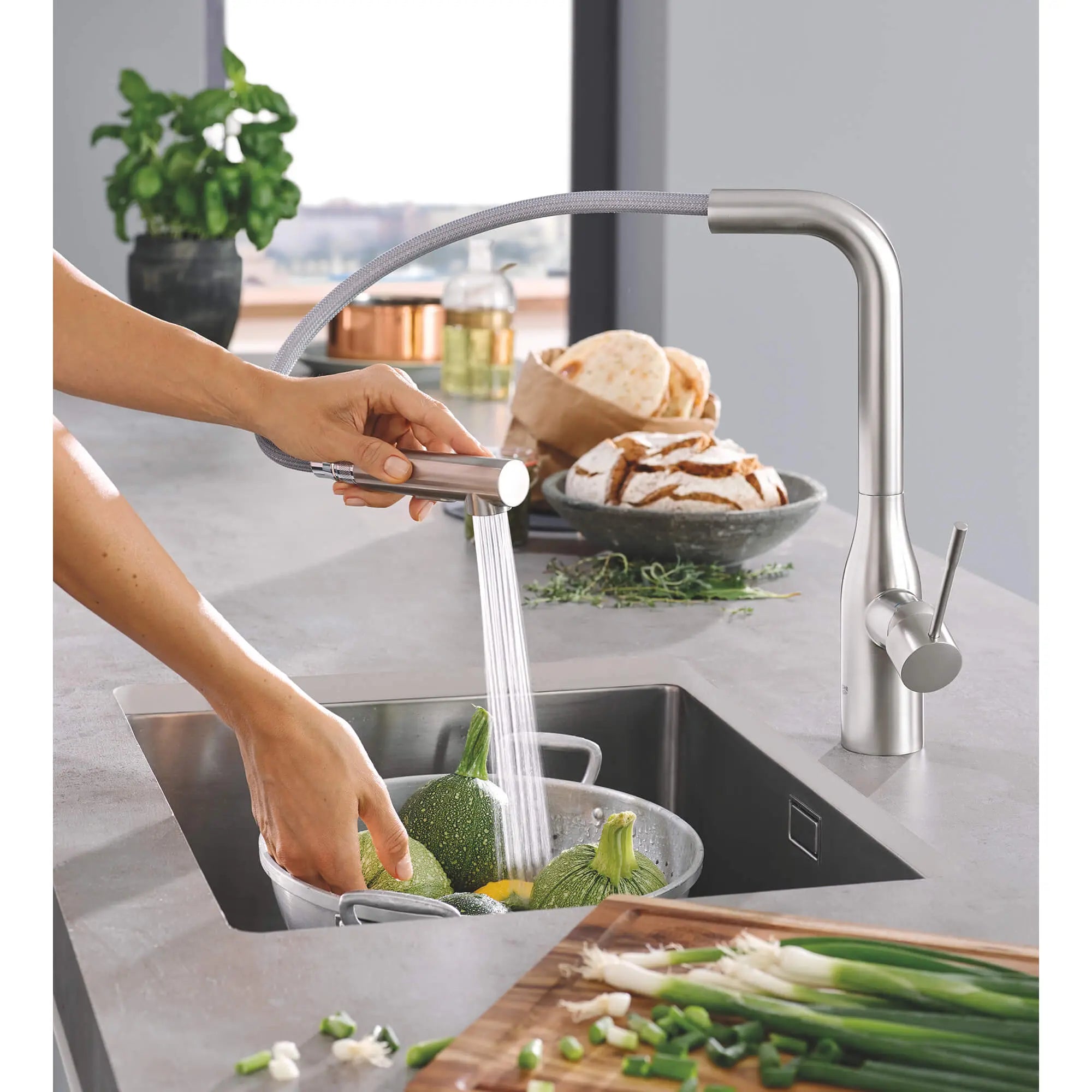Robinet de cuisine rétractable à poignée simple et double jet 6,6 L/min (1,75 gpm) // SUPERACIER INFINITYFINISH // 1492_30271dc0-single-handle-kitchen-faucet-enviro-2_0_CDNwebp.webp