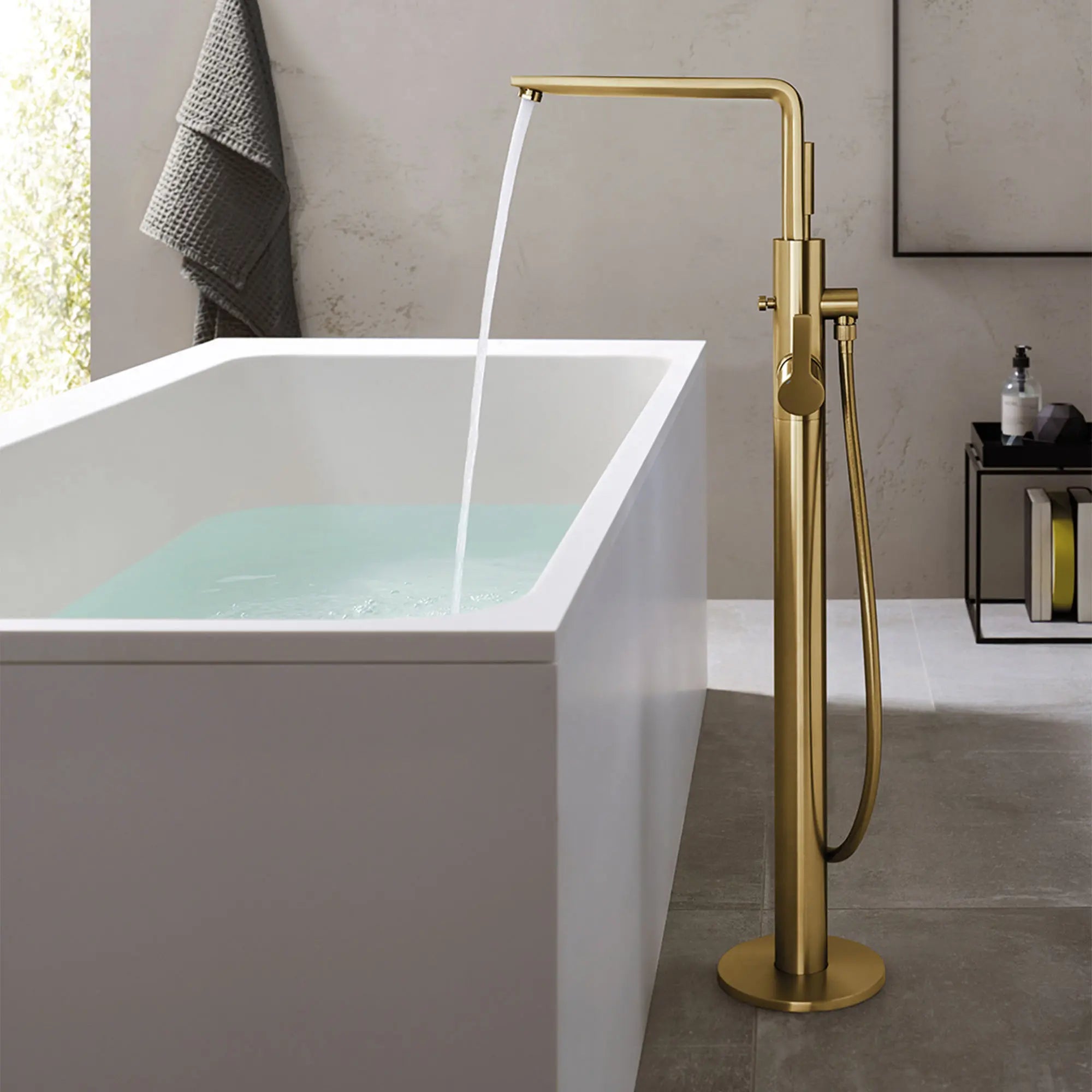 Lineare Robinet de baignoire autoportant à poignée simple avec douchette à 6,6 L/min (1,75 gpm) // AUBE FRAÎCHE BROSSÉ // 154133_B-23792GN1_0_CDNwebp.webp