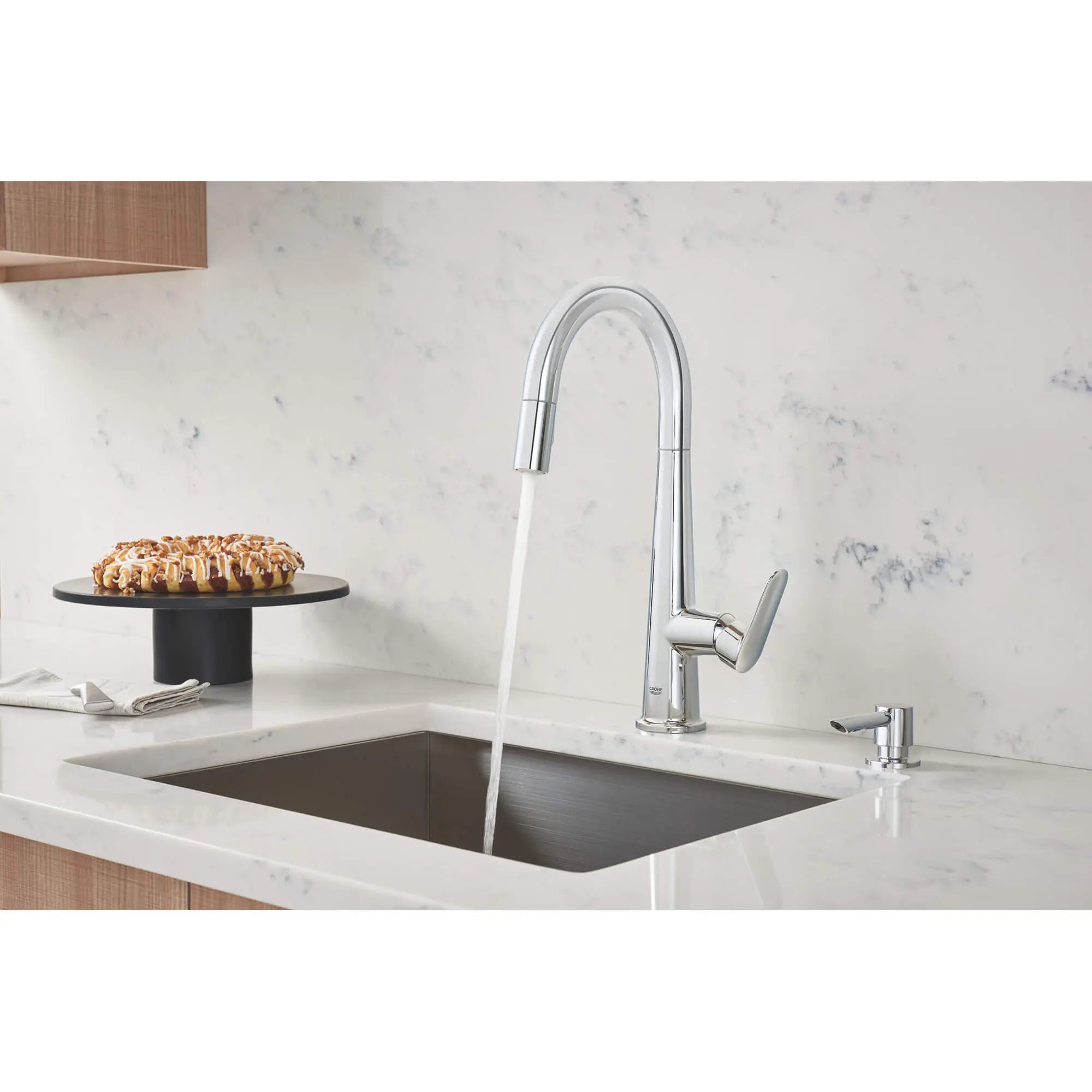 Robinet de cuisine rétractable vers le bas Valetto // CHROME STARLIGHT GROHE // 1551_30366000-single-handle-pull-down-kitchen-faucet-enviro-3_0_CDNwebp.webp