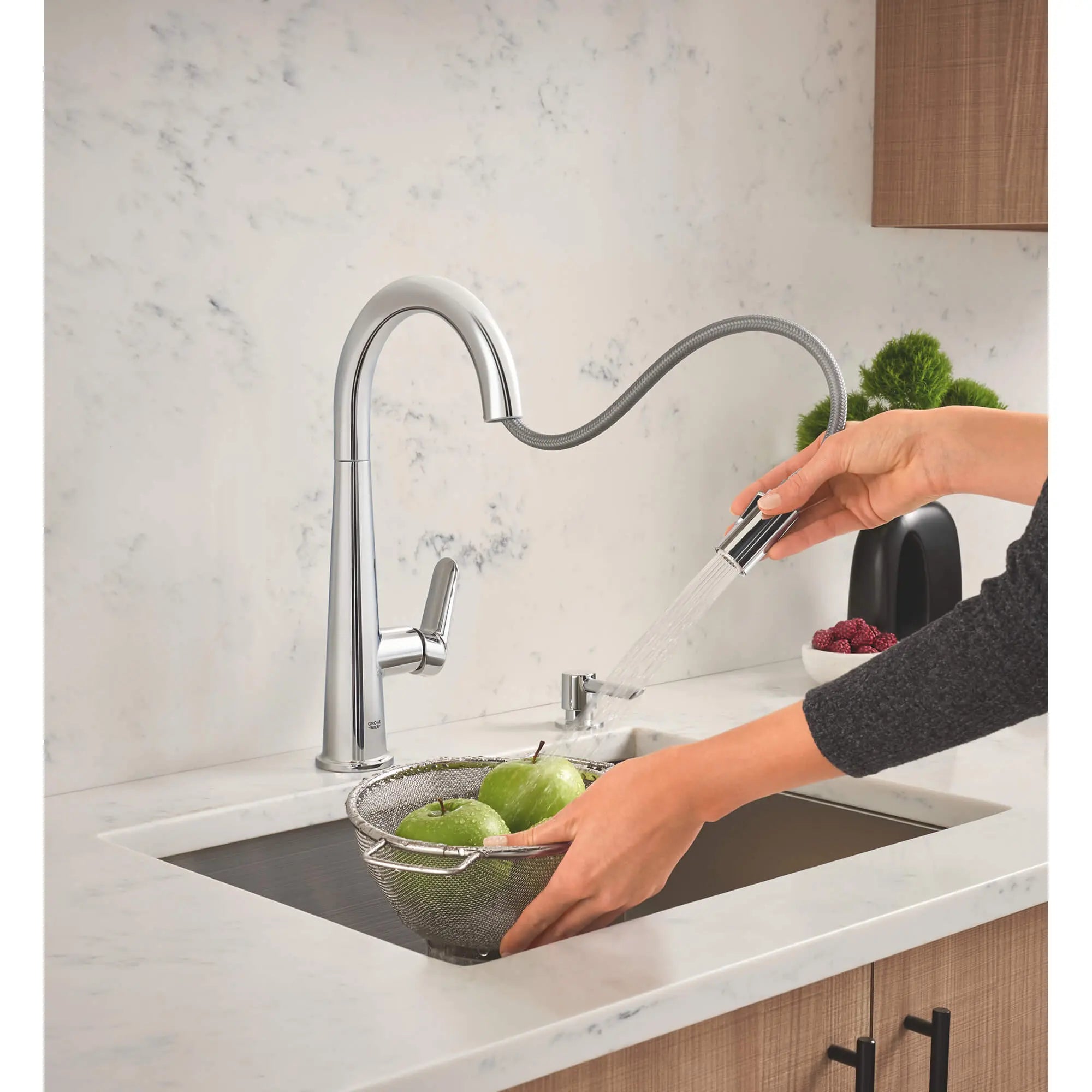 Robinet de cuisine rétractable vers le bas Valetto // CHROME STARLIGHT GROHE // 1554_30366000-single-handle-pull-down-kitchen-faucet-enviro-6_0_CDNwebp.webp