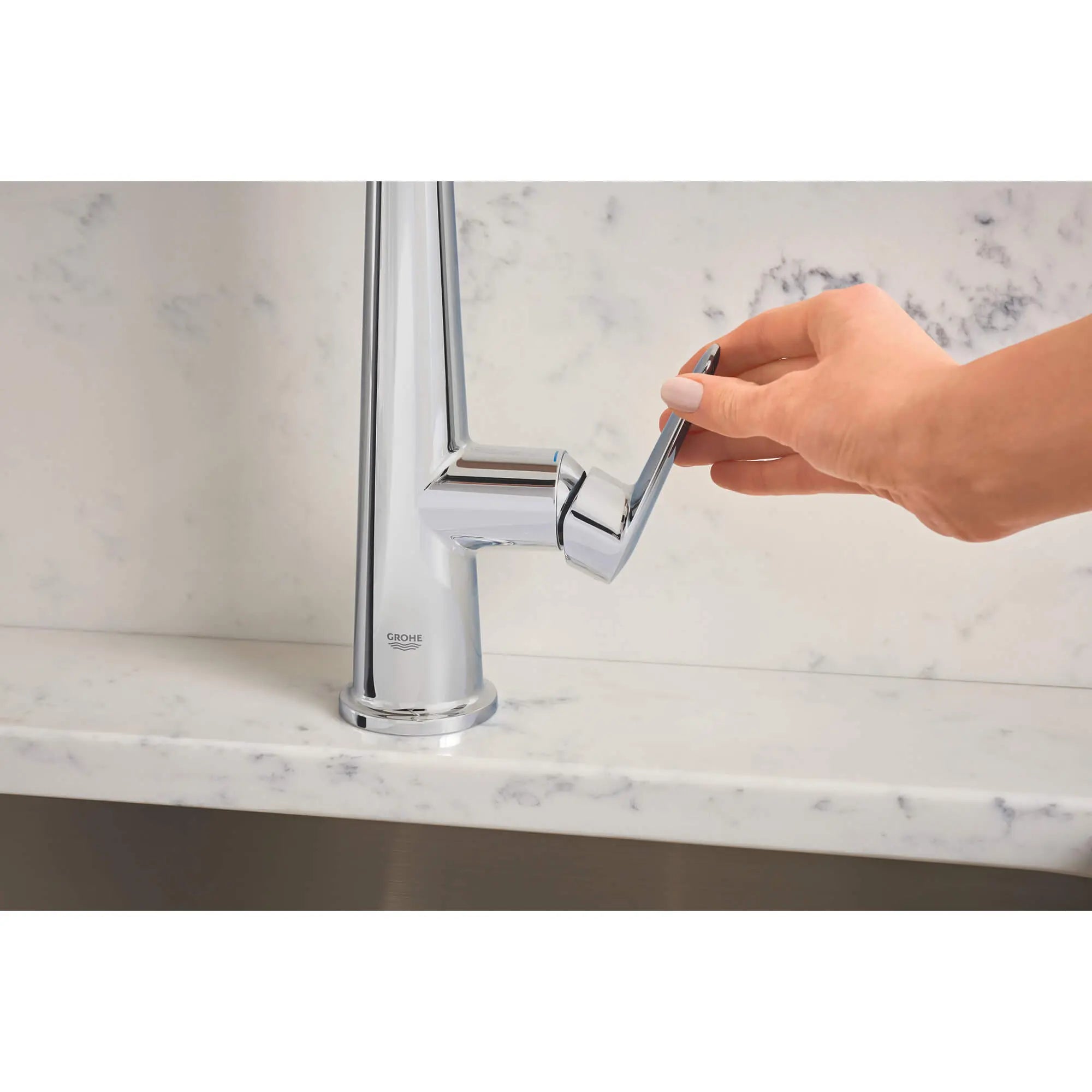 Robinet de cuisine rétractable vers le bas Valetto // CHROME STARLIGHT GROHE // 1555_30366000-single-handle-pull-down-kitchen-faucet-enviro-7_0_CDNwebp.webp