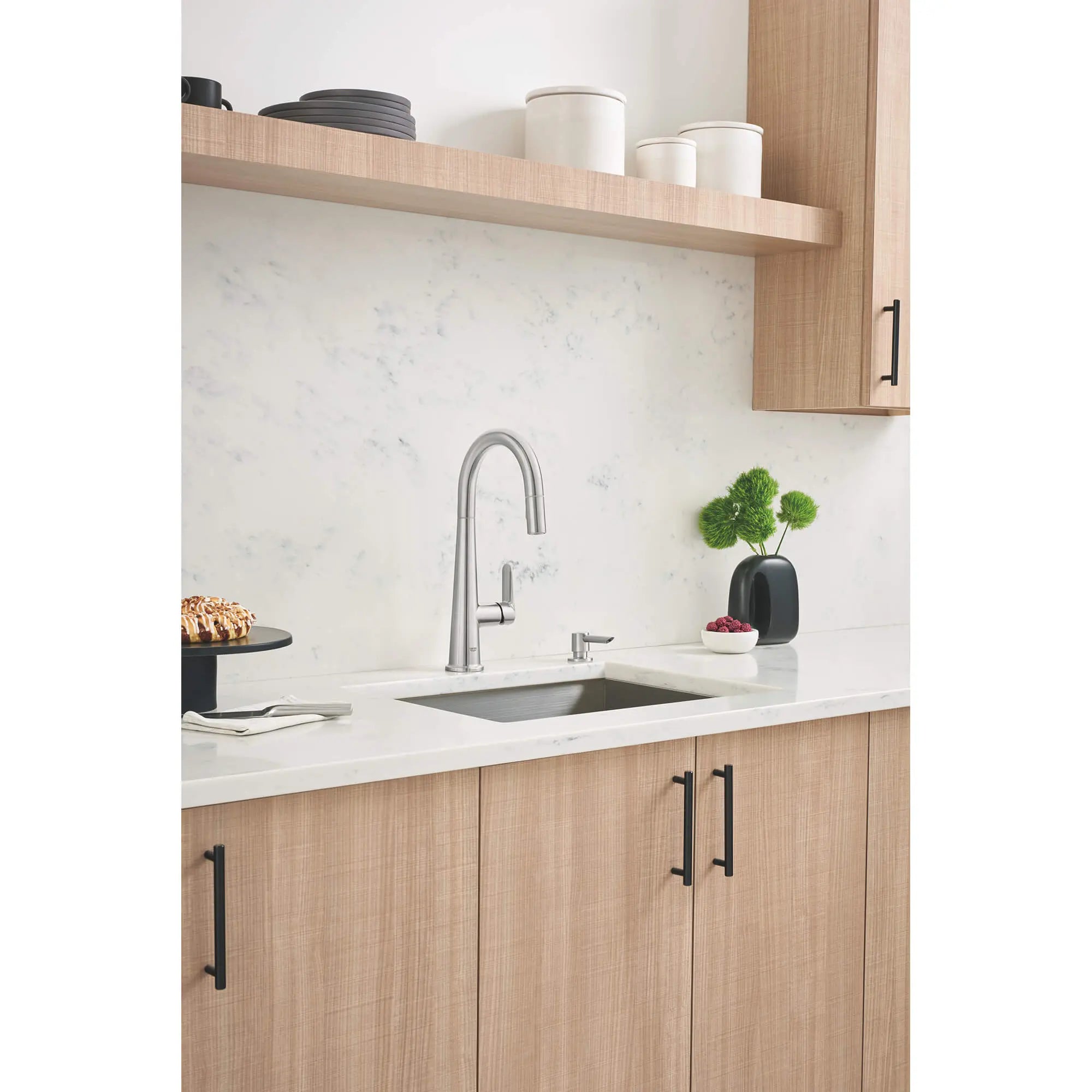 Robinet de cuisine rétractable vers le bas Valetto // SUPERACIER INFINITYFINISH // 1558_30366dc0-single-handle-pull-down-kitchen-faucet-enviro-2_0_CDNwebp.webp