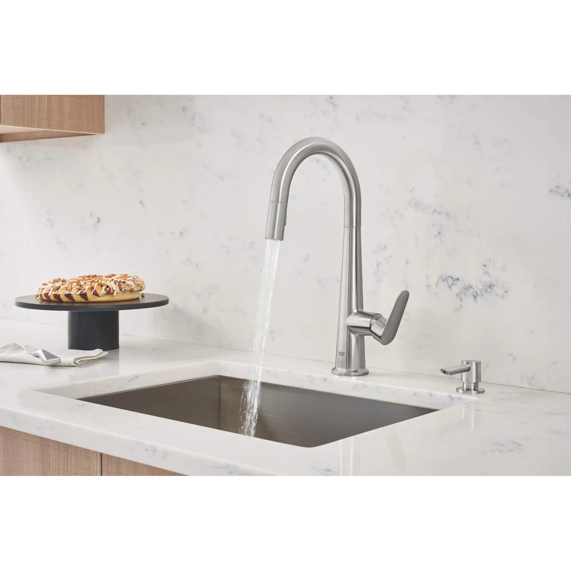 Robinet de cuisine rétractable vers le bas Valetto // SUPERACIER INFINITYFINISH // 1559_30366dc0-single-handle-pull-down-kitchen-faucet-enviro-4_0_CDNwebp.webp