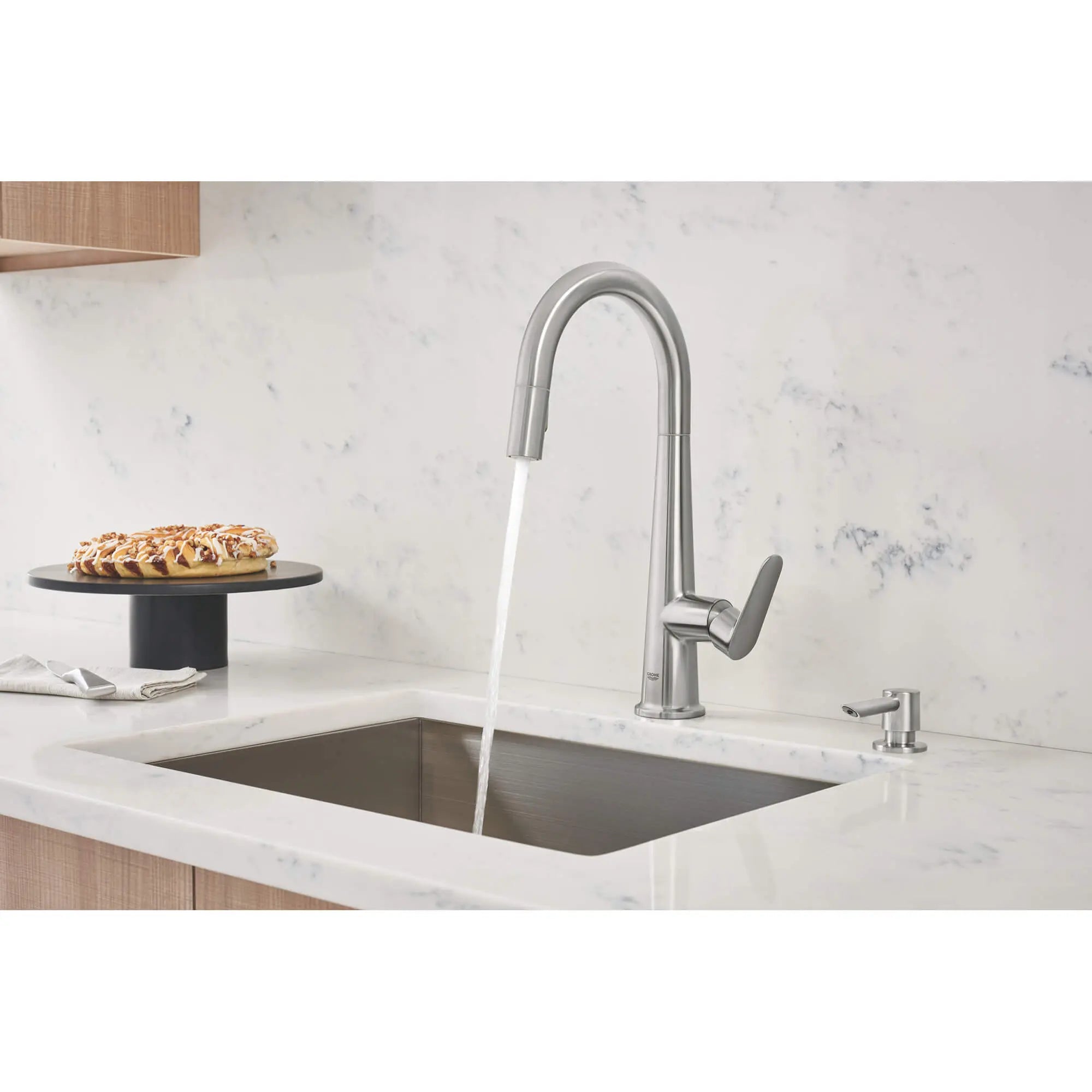 Robinet de cuisine rétractable vers le bas Valetto // SUPERACIER INFINITYFINISH // 1560_30366dc0-single-handle-pull-down-kitchen-faucet-enviro-3_0_CDNwebp.webp