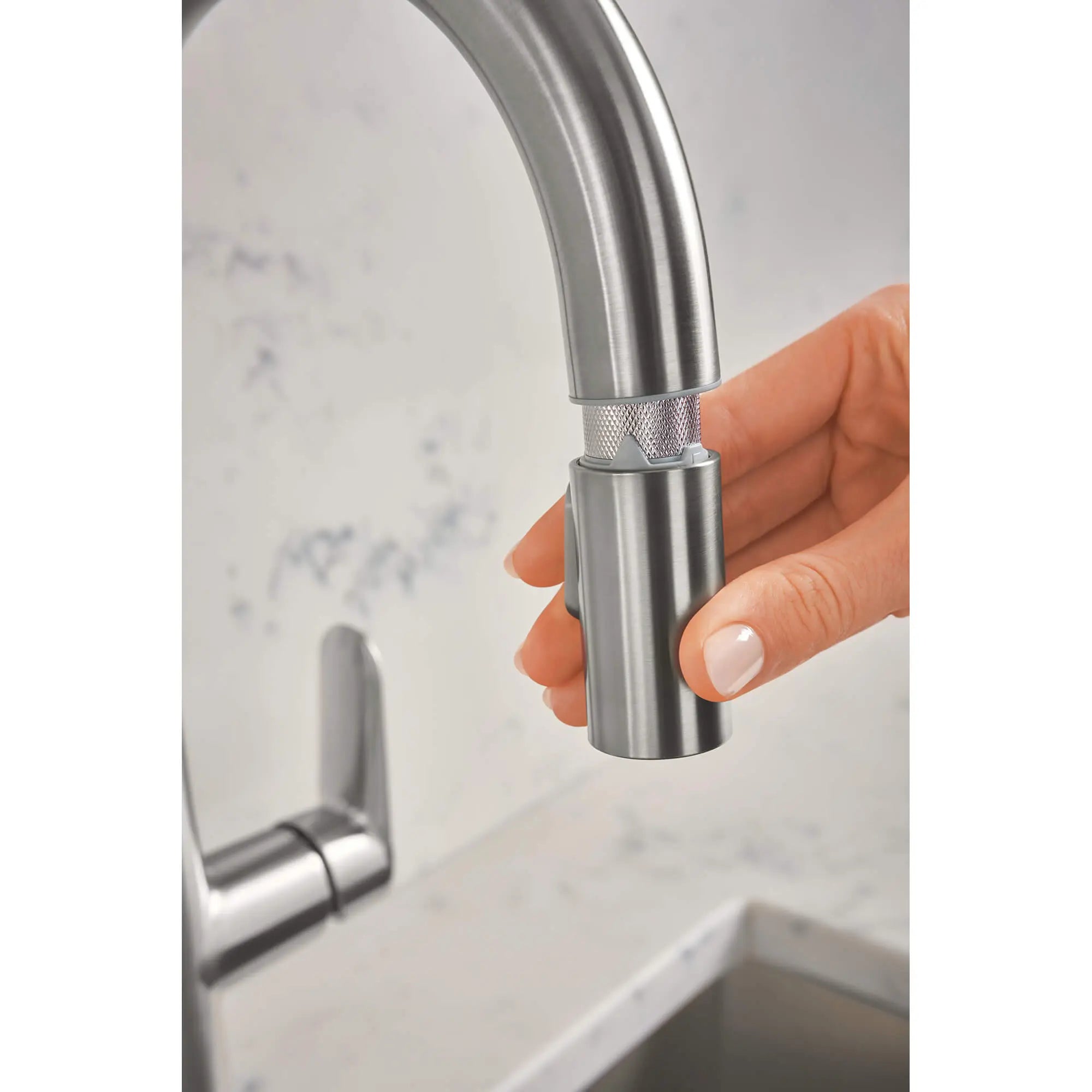 Robinet de cuisine rétractable vers le bas Valetto // SUPERACIER INFINITYFINISH // 1561_30366dc0-single-handle-pull-down-kitchen-faucet-enviro-5_0_CDNwebp.webp