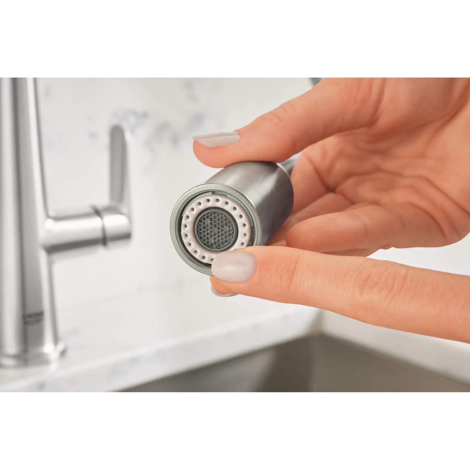 Robinet de cuisine rétractable vers le bas Valetto // SUPERACIER INFINITYFINISH // 1562_30366dc0-single-handle-pull-down-kitchen-faucet-enviro-6_0_CDNwebp.webp