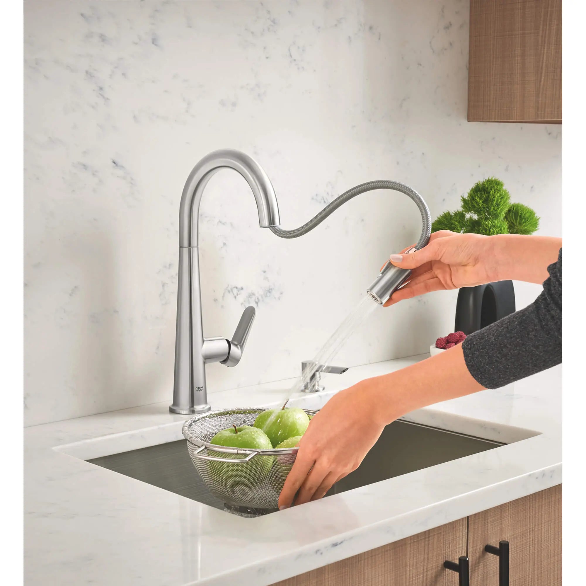 Robinet de cuisine rétractable vers le bas Valetto // SUPERACIER INFINITYFINISH // 1564_30366dc0-single-handle-pull-down-kitchen-faucet-enviro-8_0_CDNwebp.webp