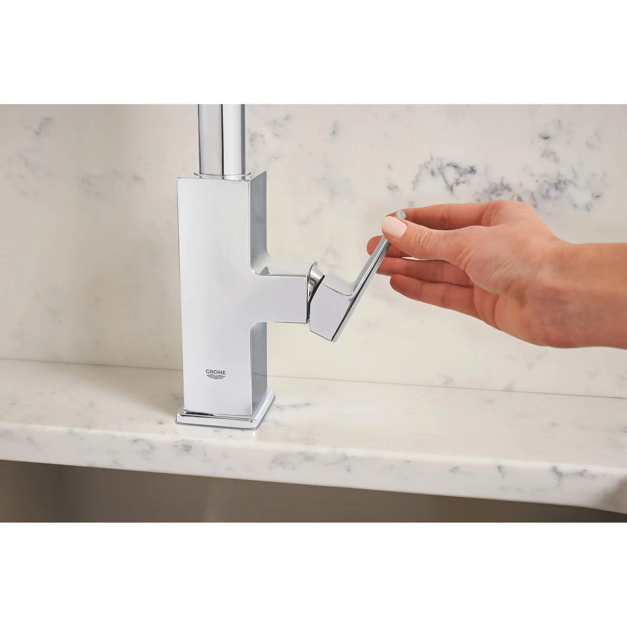Robinet de cuisine rétractable vers le bas Tallinn // CHROME STARLIGHT GROHE // 1565_30367000-single-handle-pull-out-kitchen-faucet-enviro-1_0_CDNwebp.webp