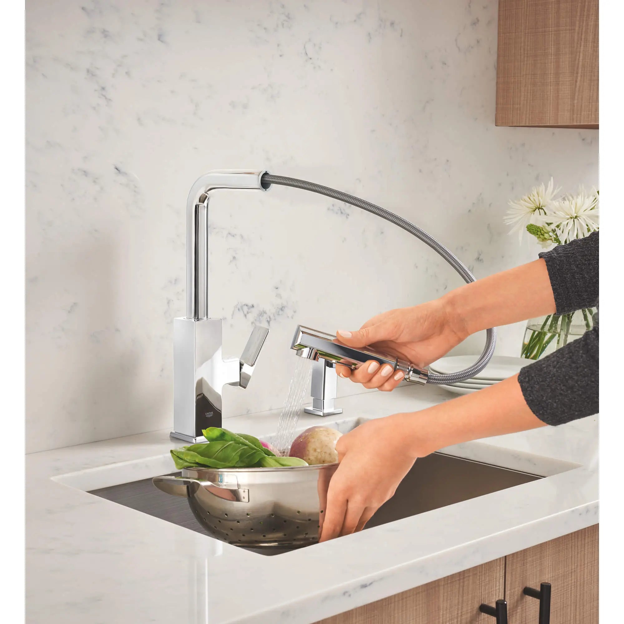 Robinet de cuisine rétractable vers le bas Tallinn // CHROME STARLIGHT GROHE // 1570_30367000-single-handle-pull-out-kitchen-faucet-enviro-6_0_CDNwebp.webp