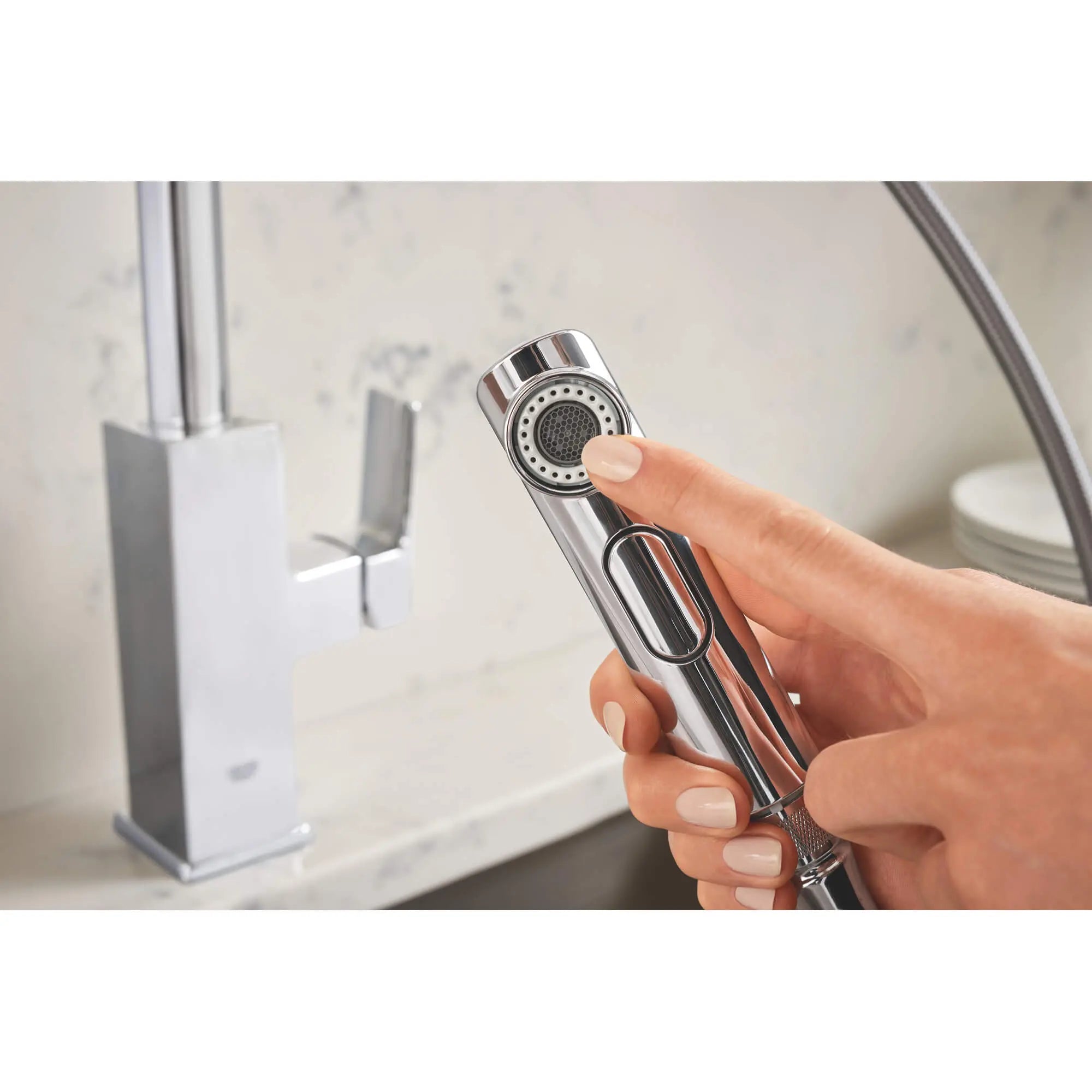Robinet de cuisine rétractable vers le bas Tallinn // CHROME STARLIGHT GROHE // 1571_30367000-single-handle-pull-out-kitchen-faucet-enviro-7_0_CDNwebp.webp