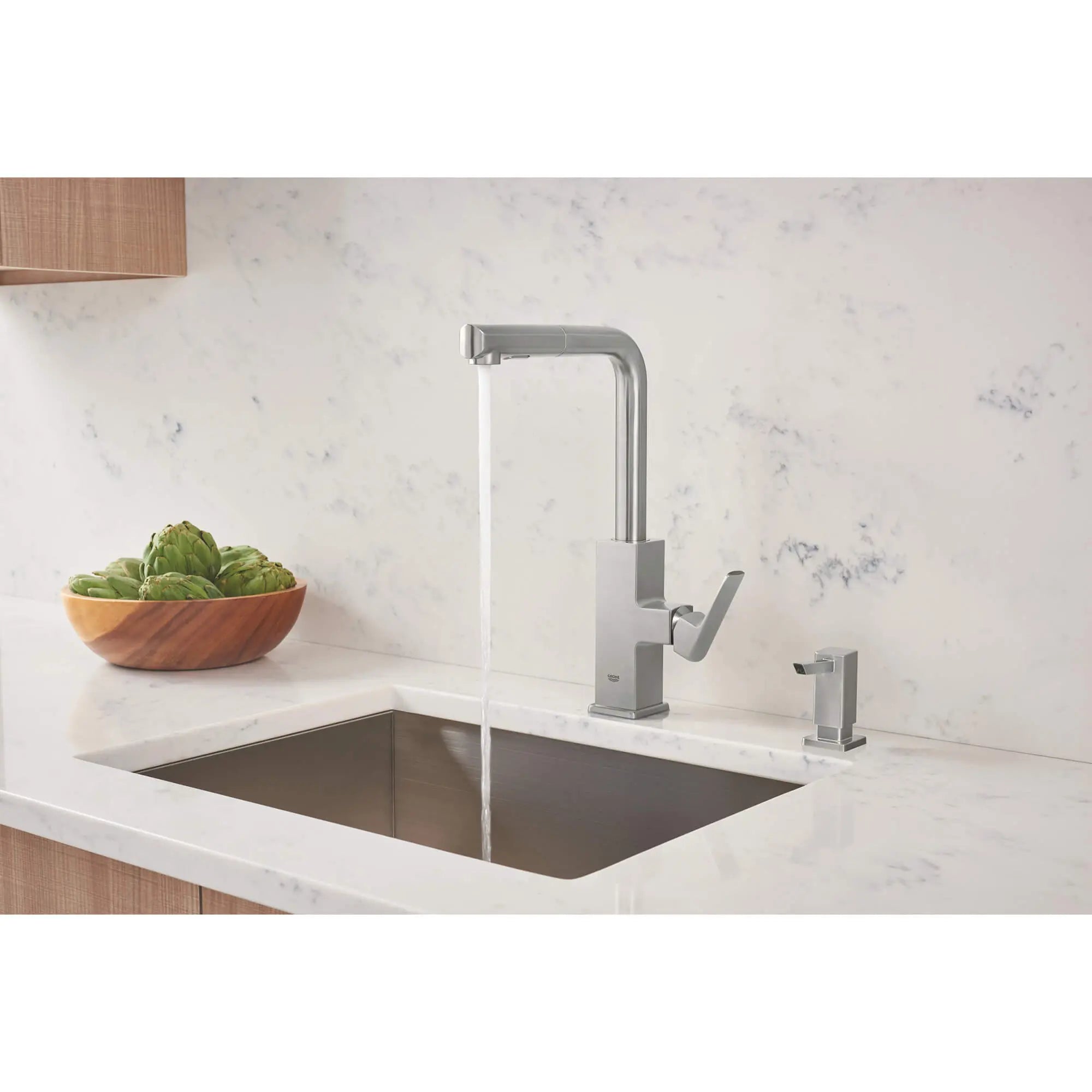 Robinet de cuisine rétractable vers le bas Tallinn // SUPERACIER INFINITYFINISH // 1574_30367dc0-single-handle-pull-out-kitchen-faucet-enviro-2_0_CDNwebp.webp