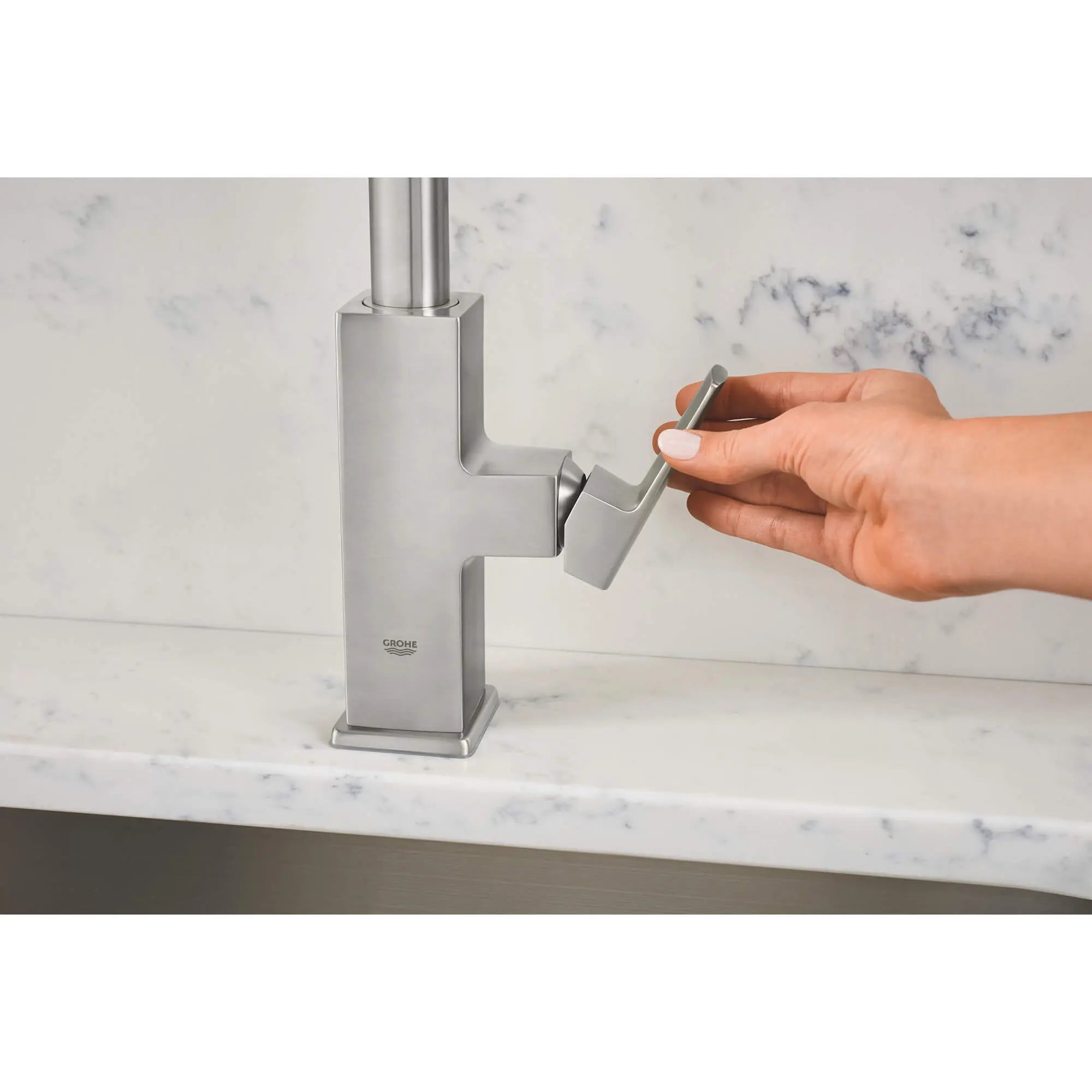 Robinet de cuisine rétractable vers le bas Tallinn // SUPERACIER INFINITYFINISH // 1576_30367dc0-single-handle-pull-out-kitchen-faucet-enviro-5_0_CDNwebp.webp