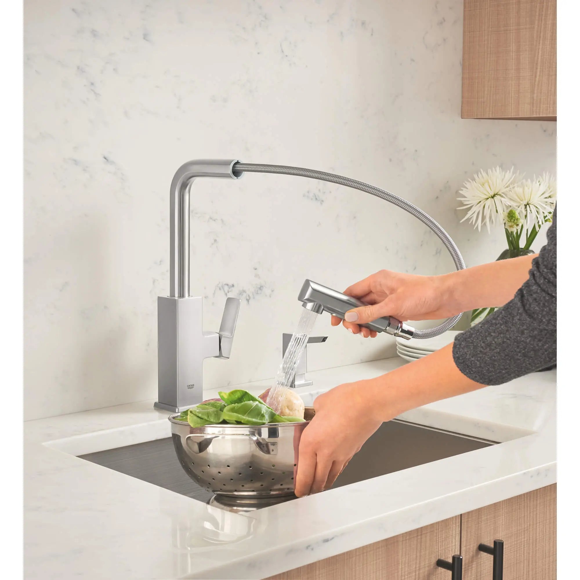 Robinet de cuisine rétractable vers le bas Tallinn // SUPERACIER INFINITYFINISH // 1578_30367dc0-single-handle-pull-out-kitchen-faucet-enviro-6_0_CDNwebp.webp