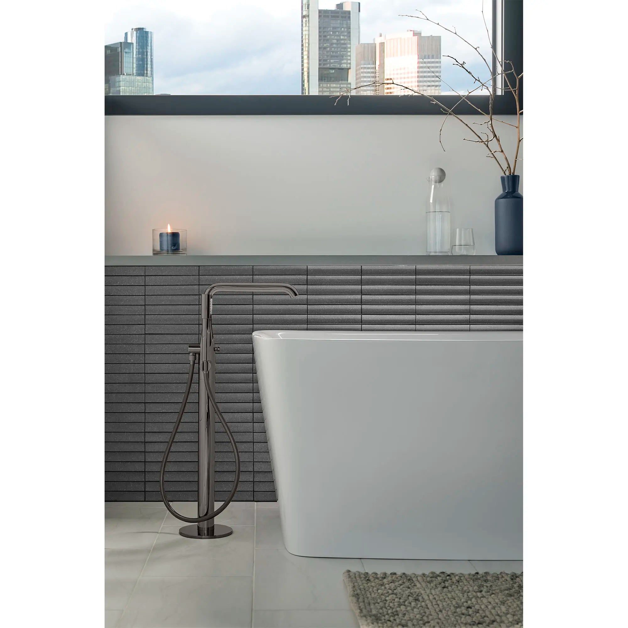 Robinet de baignoire autoportant à poignée simple avec douchette à 6,6 L/min (1,75 gpm) // GRAPHITE DUR // 161732_Essence_EnvironmentFull_23491A0A_0001_May2023_0_CDNwebp.webp