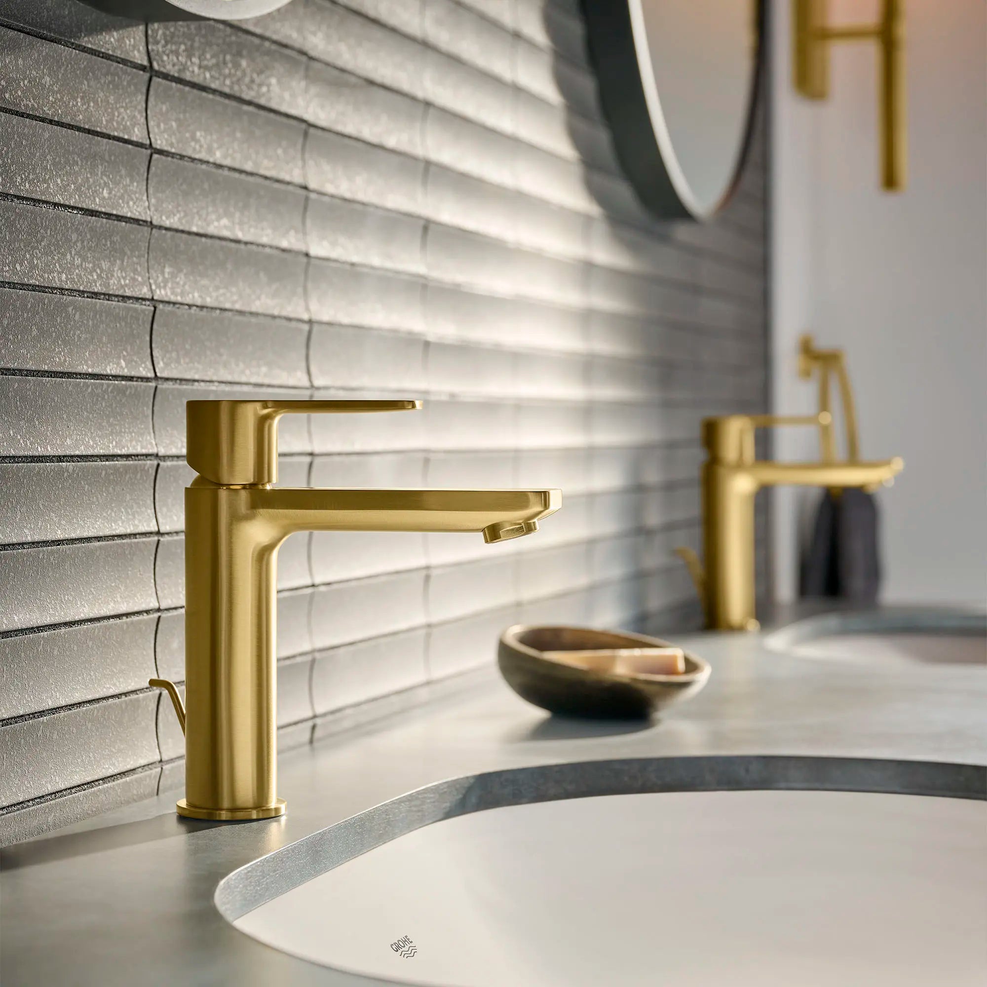 Lineare Robinet monotrou pour salle de bain, à poignée simple, taille P, 4,5 L/min (1,2 gpm) // AUBE FRAÎCHE BROSSÉ // 161734_Lineare_EnvironmentCloseUp_23794GNA_0003_May2023_0_CDNwebp_a6b806ca-d6a9-41d3-ba61-3d8a1191817c.webp