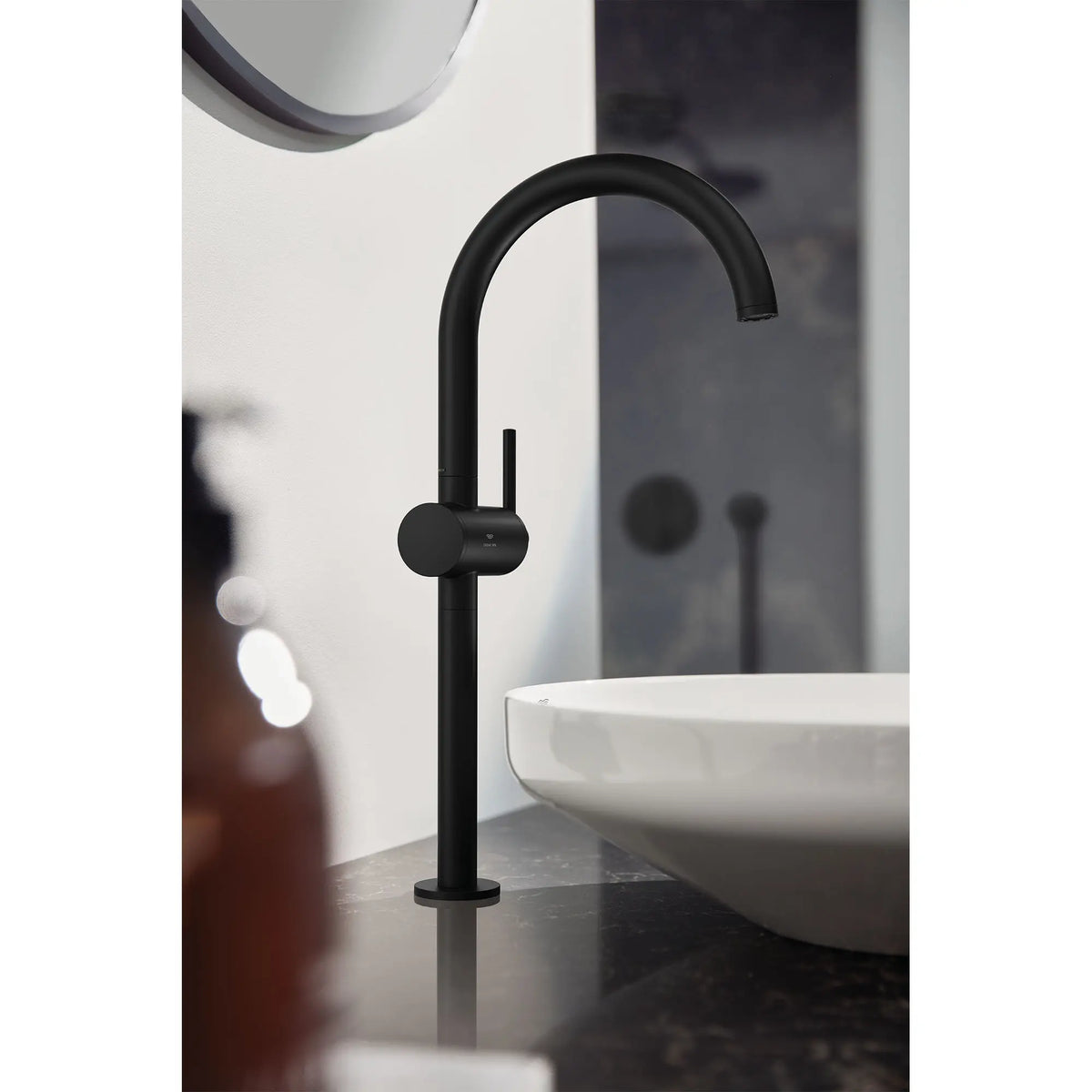 Grand robinet monotrou pour salle de bain, à poignée simple, 4,5 L/min (1,2 gpm) // NOIR MAT // 161976_Atrio_EnvironmentCloseUp_243502430_0001_Jun2023_0_CDNwebp_e29d6826-6757-421b-b029-233fc498d33a.webp