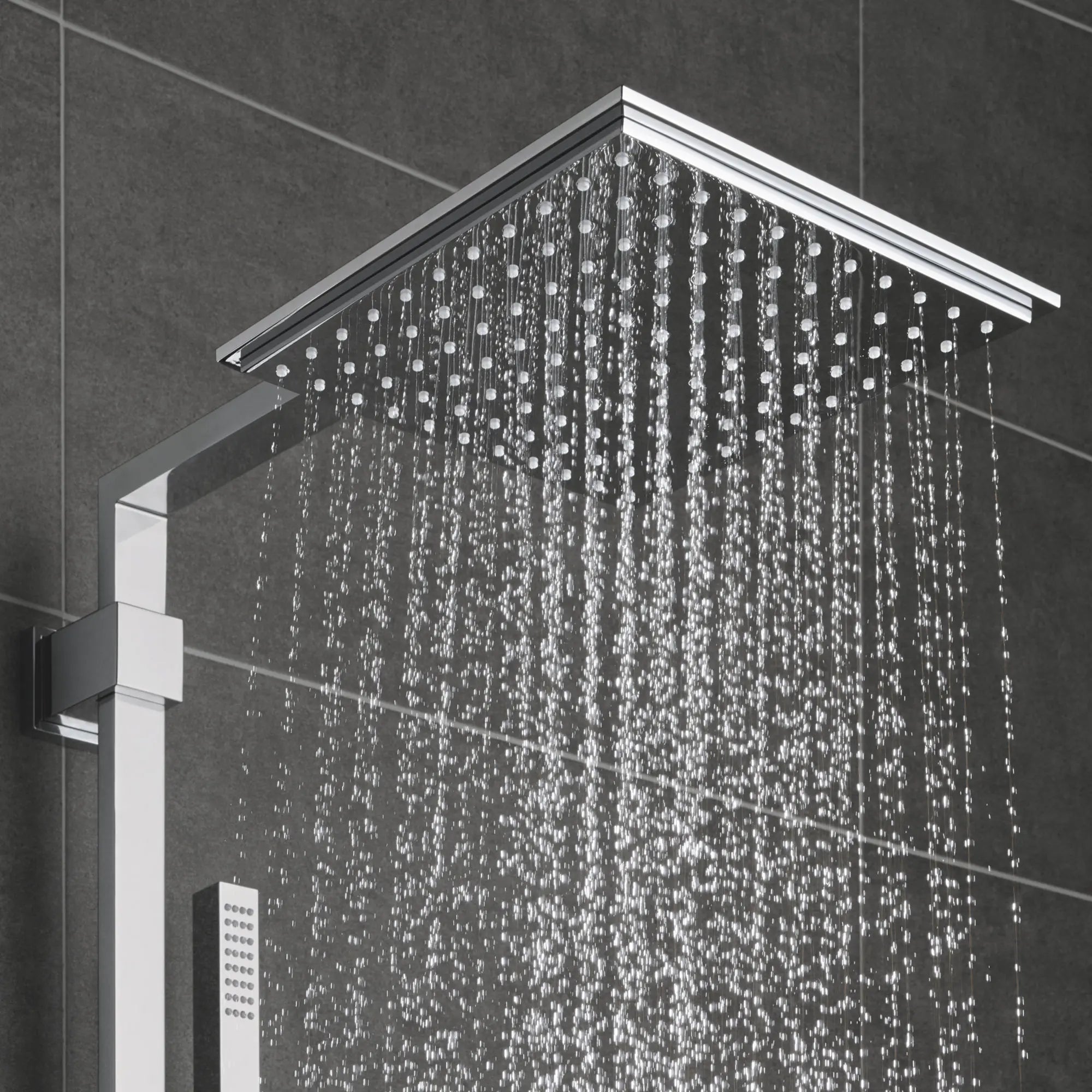 Rainshower Allure 230 Pomme de douche - 1 jet d’aspersion // CHROME STARLIGHT GROHE // 163219_27480000-Rainshower-Allure-230-1-Spray-Showerhead-StarLight-Chrome-lifestyle-1_0_CDNwebp.webp