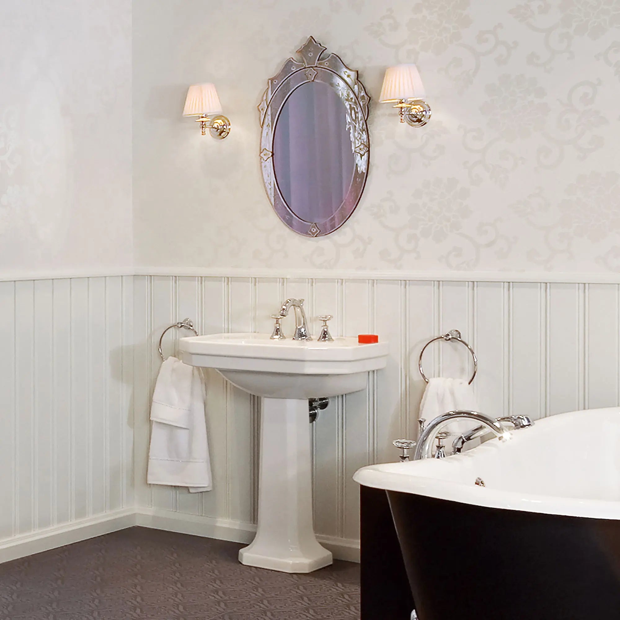 Robinetterie 3-trous pour lavabo // CHROME STARLIGHT GROHE // 163252_20124000-Kensington-8-in-Widespread-2-Handle-Bathrrom-Faucet-15-GPM-in-Chrome-Lifestyle_0_CDNwebp.webp