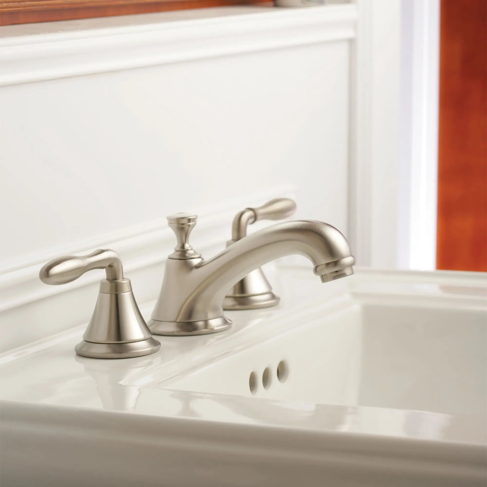 Robinetterie 3-trous pour lavabo // NICKEL BROSSÉ INFINITYFINISH // 163288_20800EN0-Seabury-8-in-Widespread-2-Handle-Low-Arc-Bathroom-Faucet-15-GPM-in-Brushed-Nickel-lifestyle_0_CDNwebp.webp