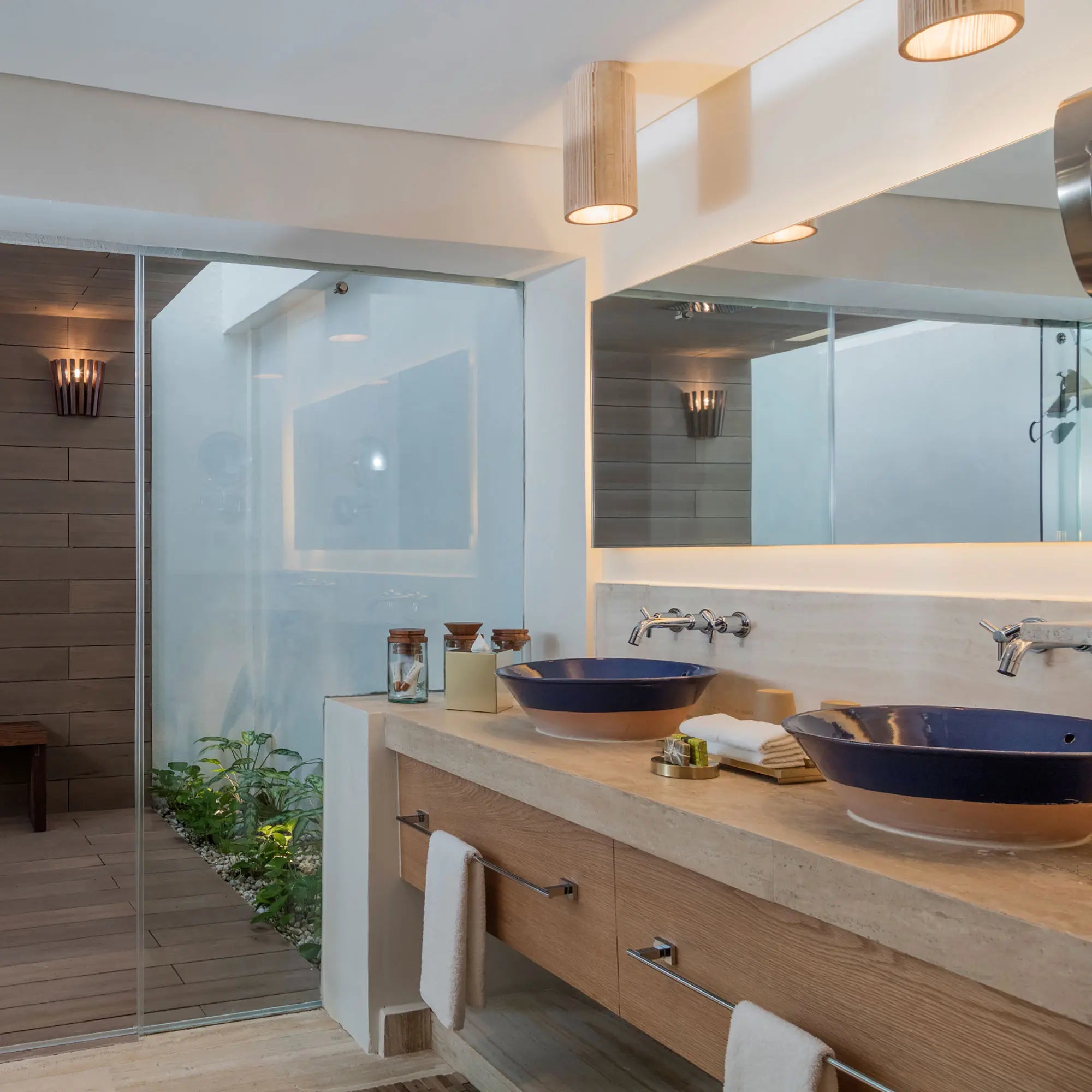 Garniture murale pour vasque // CHROME STARLIGHT GROHE // 163291_20173003-Atrio-8-Widespread-Bathroom-Faucet-M-Size-in-Chrome-lifestyle_0_CDNwebp.webp