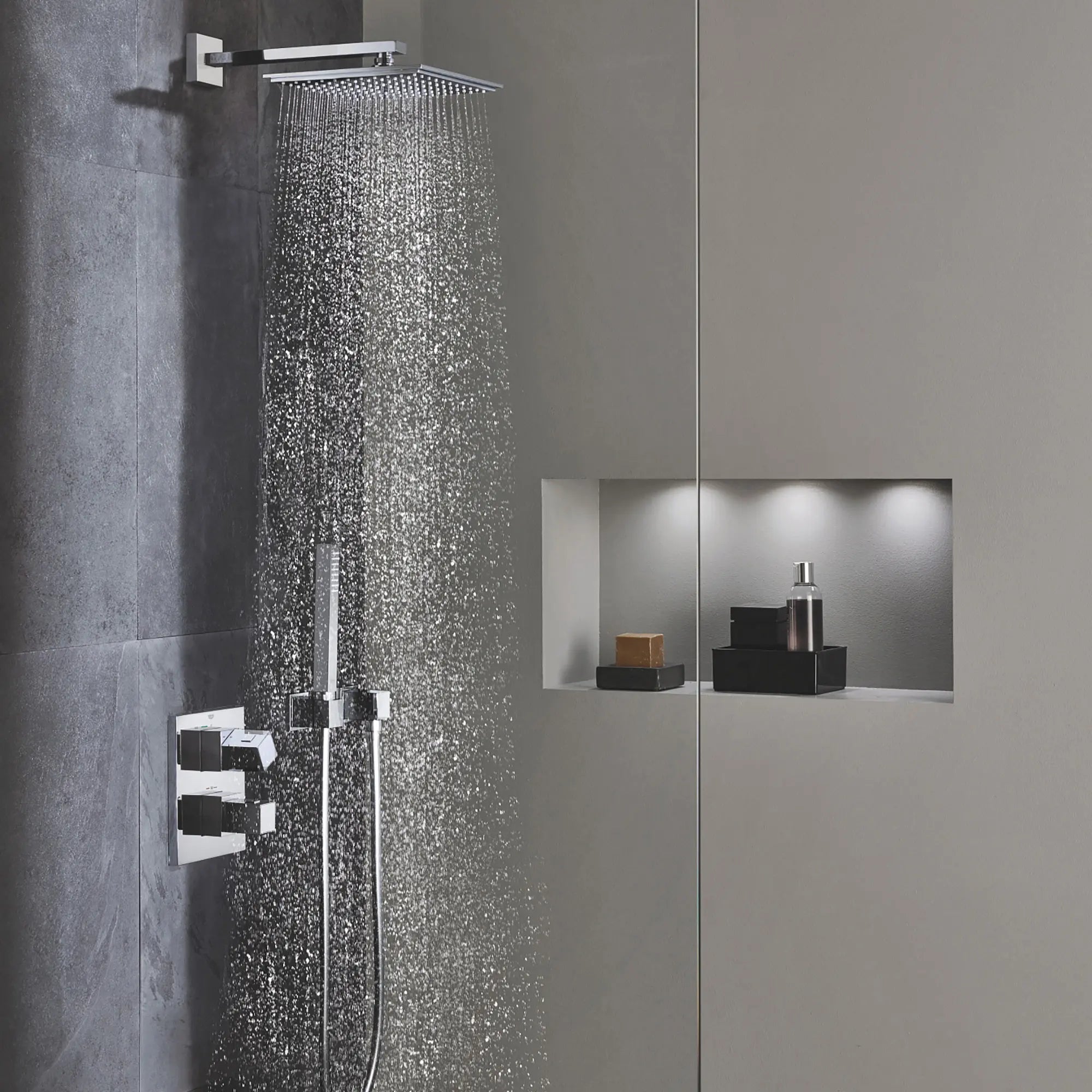 Euphoria Cube 150 Pomme de douche - 1 jet d’aspersion // CHROME STARLIGHT GROHE // 163597_27705000-Euphoria-Cube-150-1-Spray-Showerhead-Starlight-Chrome-Beauty-5_0_CDNwebp.webp