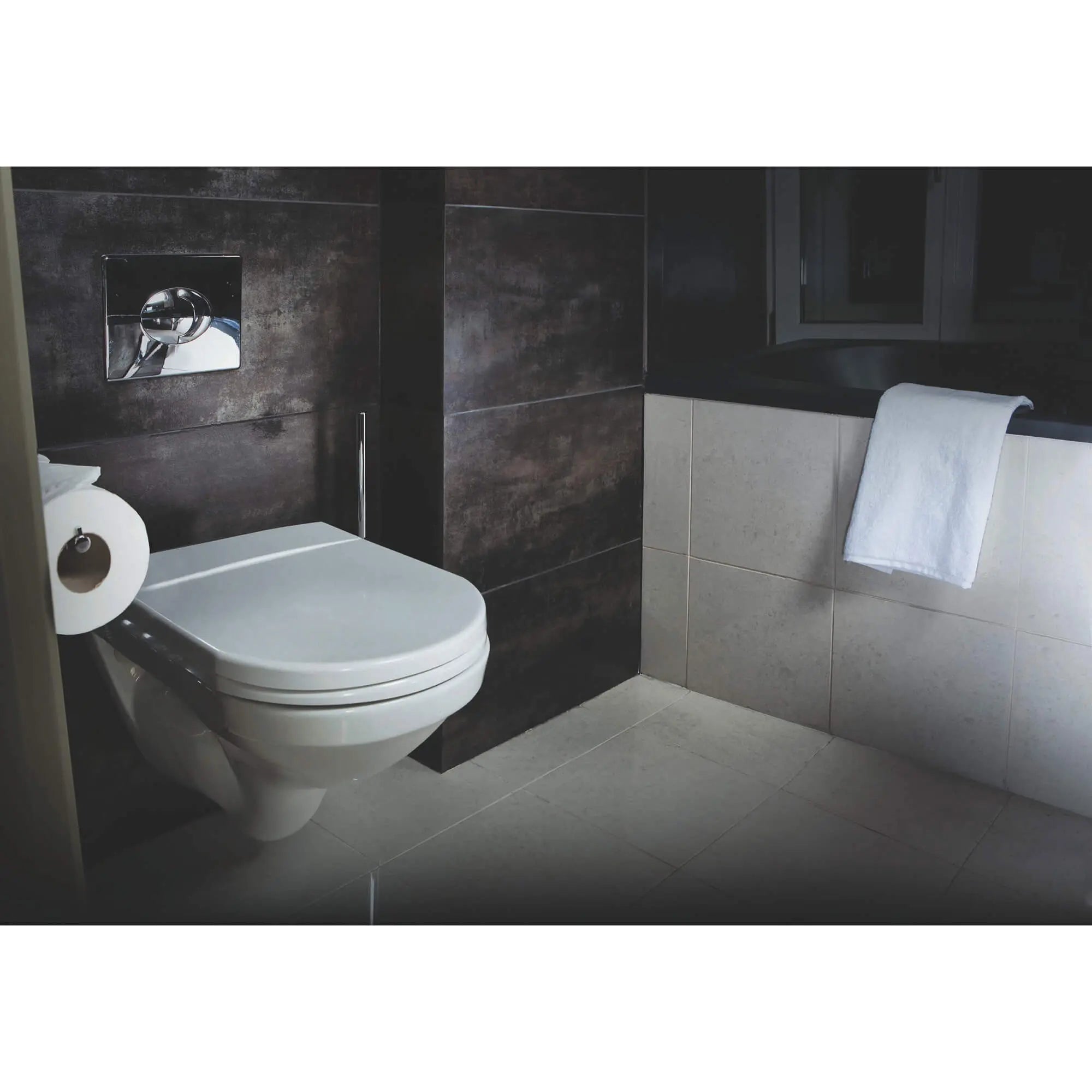 Plaque de commande // CHROME STARLIGHT GROHE // 163598_38506000-Skate-Air-Actuation-Plate-StarLight-Chrome-lifestyle-6_0_CDNwebp.webp