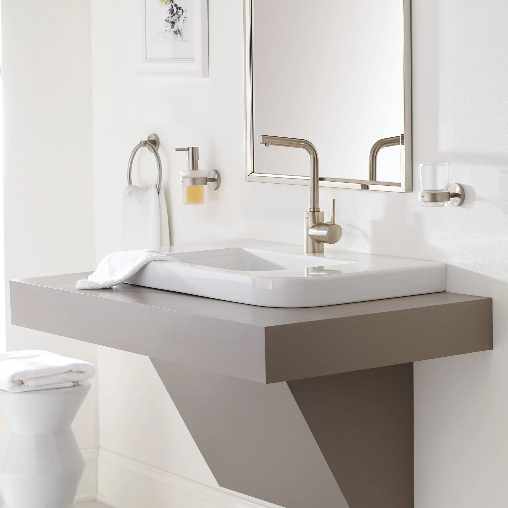 Essentials Anneau porte-serviette // NICKEL BROSSÉ INFINITYFINISH // 163681_B-40365EN1_40448EN1_40447EN1_23737EN1_1_0_CDNwebp.webp