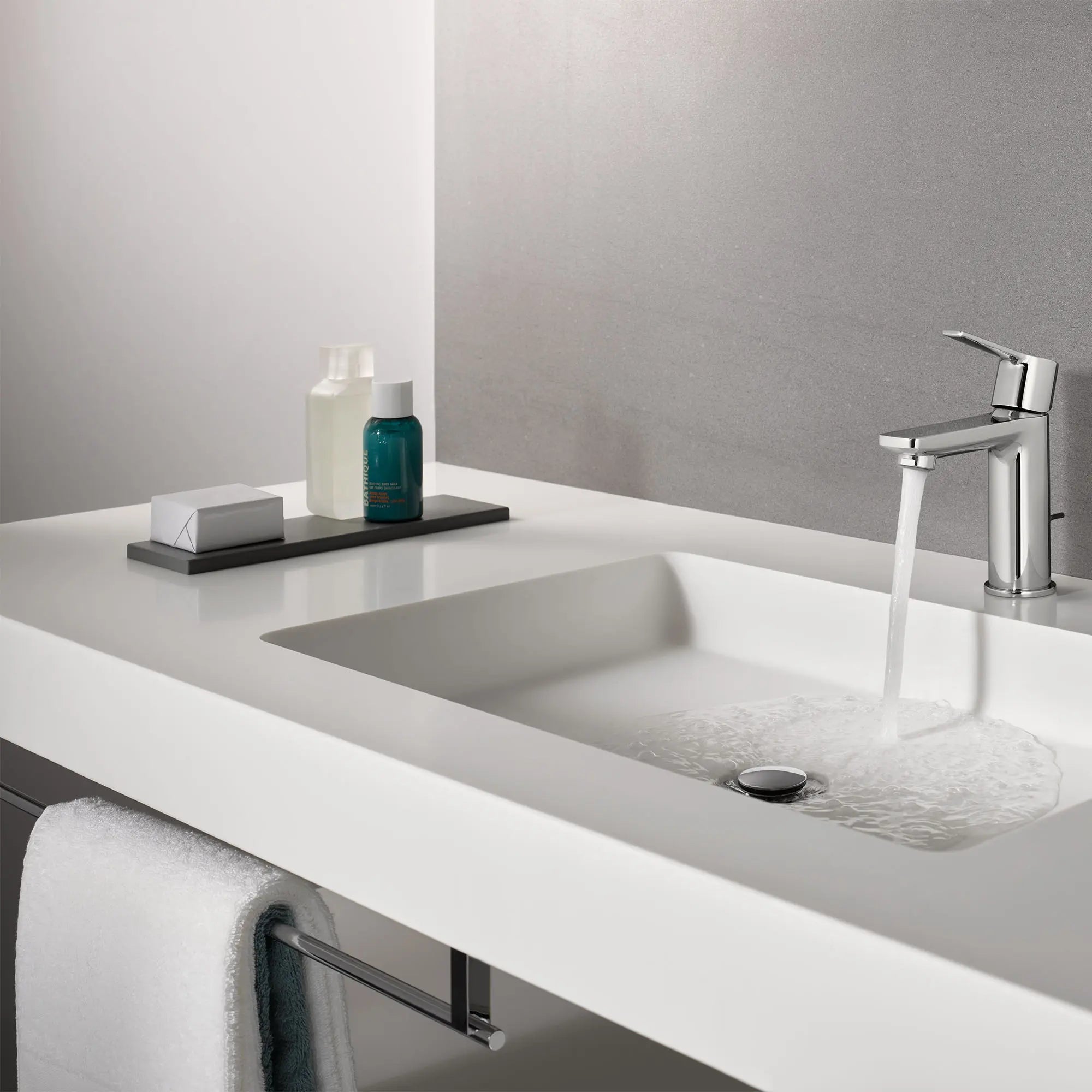 Porte-serviettes de 24 po // CHROME STARLIGHT GROHE // 163683_B-2382400A_40509001_0_CDNwebp.webp