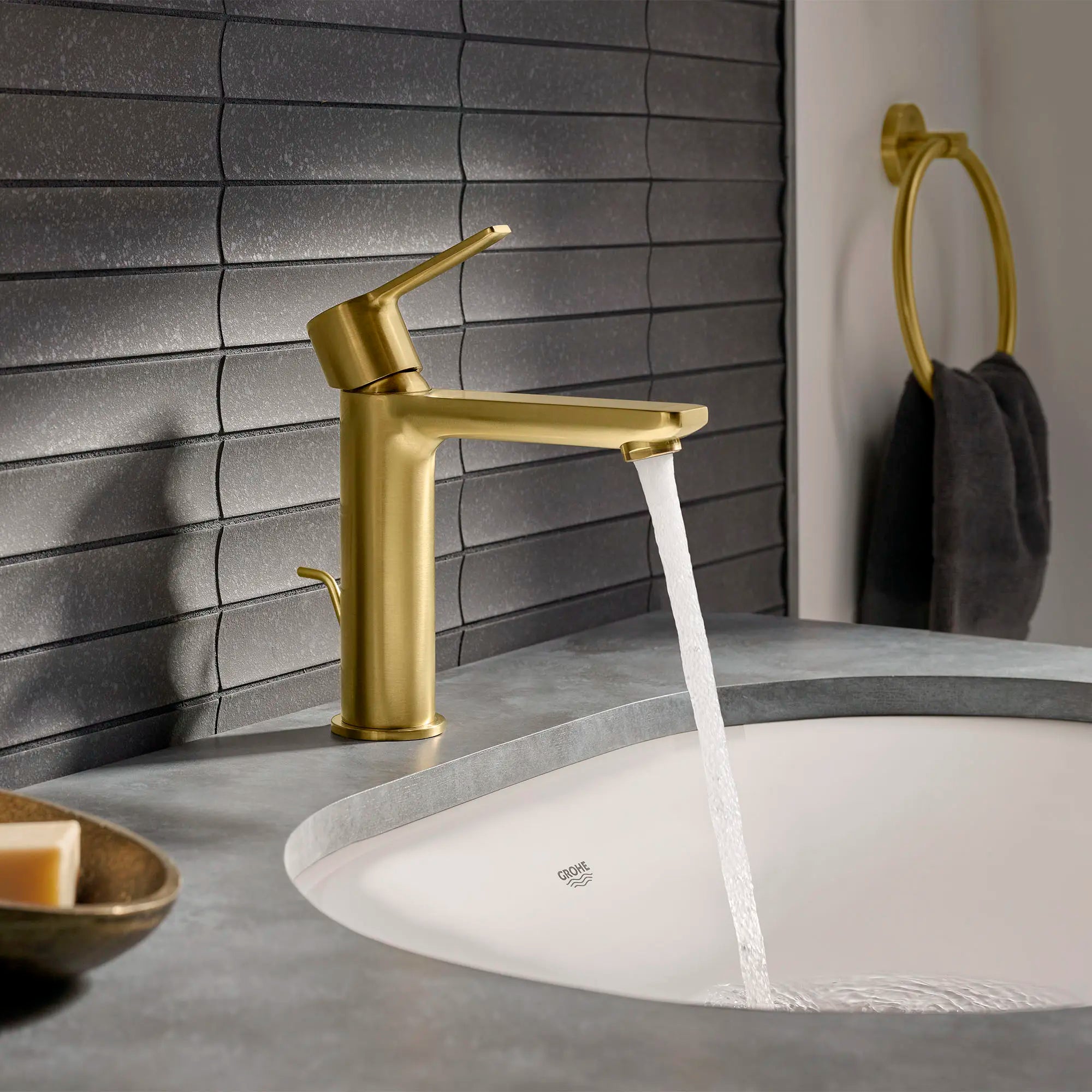 Lineare Robinet monotrou pour salle de bain, à poignée simple, taille P, 4,5 L/min (1,2 gpm) // AUBE FRAÎCHE BROSSÉ // 163796_Lineare_EnvironmentCloseUp_23794GNA_0002_May2023_0_CDNwebp_e1c58441-a4a5-43f4-a5ba-cc2c702914ac.webp