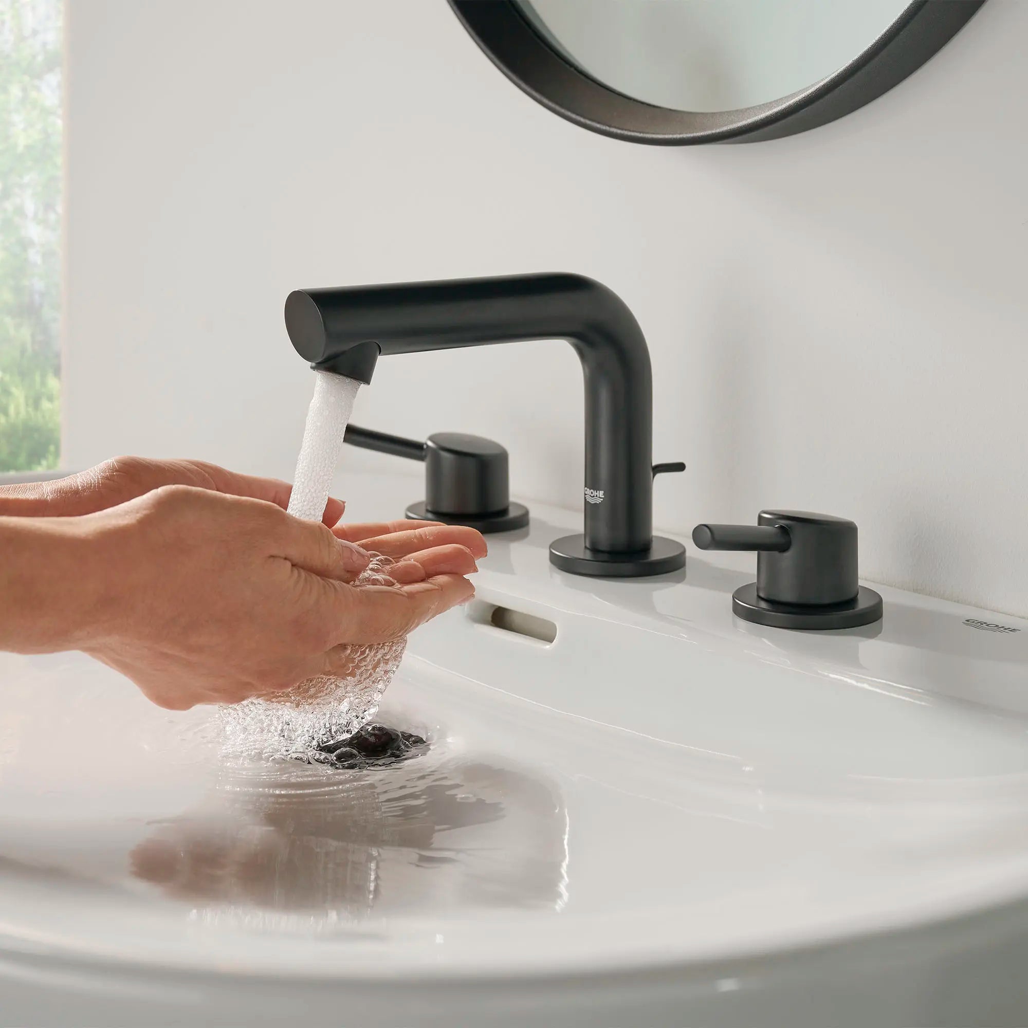 Robinet de salle de bain, 8 po, à deux poignées, taille P, 4,5 L/min (1,2 gpm) // NOIR MAT // 163937_Concetto_Lifestyle_205722431_0001_May2023_0_CDNwebp.webp