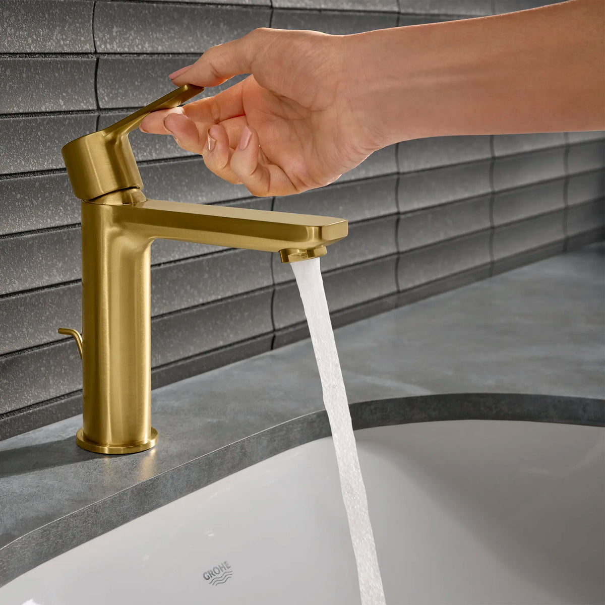 Lineare Robinet monotrou pour salle de bain, à poignée simple, taille P, 4,5 L/min (1,2 gpm) // AUBE FRA?CHE BROSS? // 164213_Lineare_Lifestyle_23794GNA_0001_May2023_0_CDNwebp_c3379521-7d35-4242-84cc-66f481cb716b.webp
