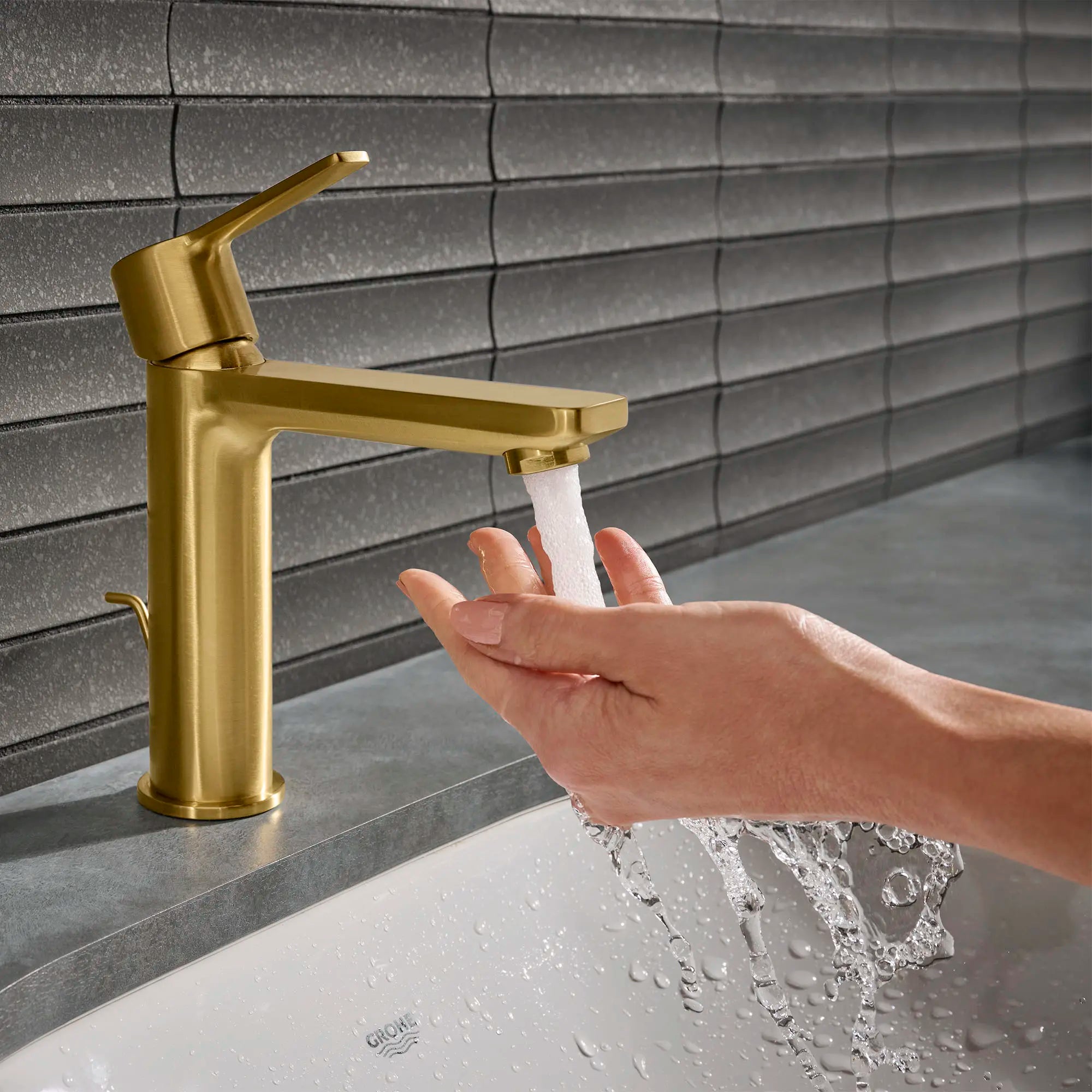 Lineare Robinet monotrou pour salle de bain, à poignée simple, taille P, 4,5 L/min (1,2 gpm) // AUBE FRAÎCHE BROSSÉ // 164324_Lineare_Lifestyle_23794GNA_0002_May2023_0_CDNwebp_cfaf9fbc-109d-464a-8cb6-132695c1354a.webp