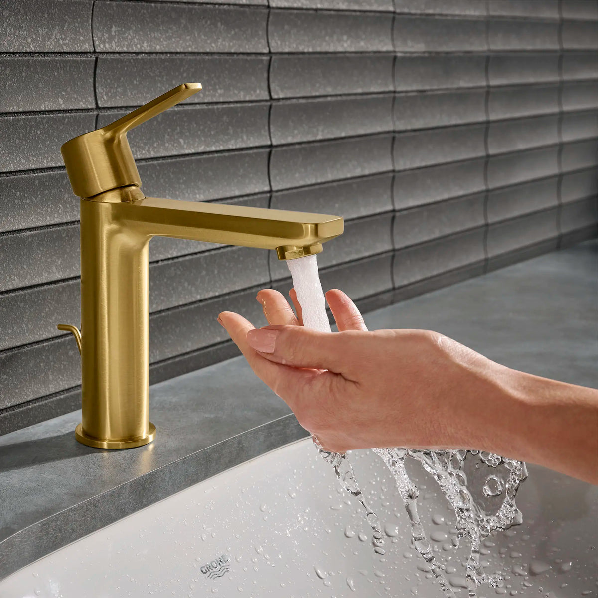 Lineare Robinet monotrou pour salle de bain, à poignée simple, taille P, 4,5 L/min (1,2 gpm) // AUBE FRA?CHE BROSS? // 164324_Lineare_Lifestyle_23794GNA_0002_May2023_0_CDNwebp_e1c953c8-5484-4392-8495-d37c7a408669.webp
