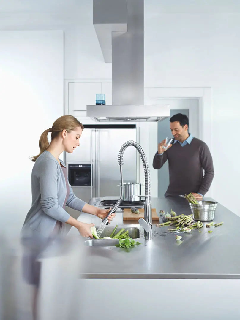 Robinet de cuisine moyen à poignée simple, semi-pro, à jet double, 6,6 L/min (1,75 gpm) // CHROME STARLIGHT GROHE // 164380_L-31380000_2_0_CDNwebp.webp