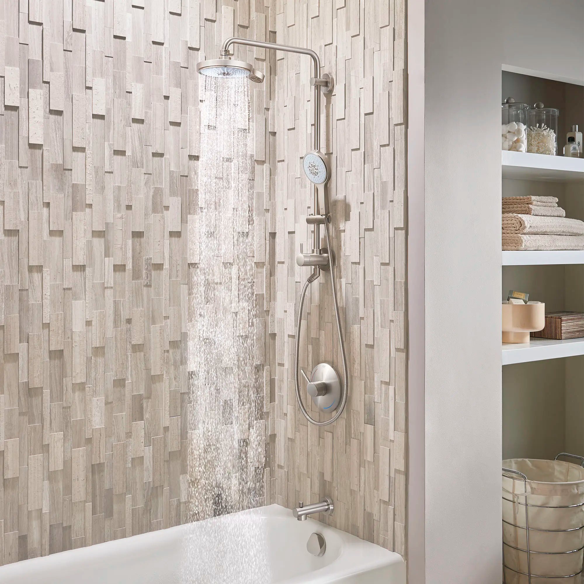 GROHE Retro-Fit Système de douche nu de 25 po // NICKEL BROSSÉ INFINITYFINISH // 164396_Grohe_Retro_Fit_26487EN0_27765ENO_27664ENO_TubVigHeadShowerOn__1__0_CDNwebp.webp