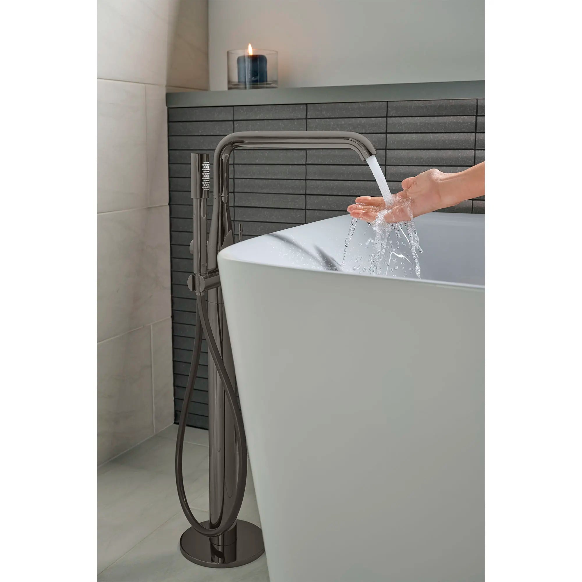 Robinet de baignoire autoportant à poignée simple avec douchette à 6,6 L/min (1,75 gpm) // GRAPHITE DUR // 164507_Essence_Lifestyle_23491A0A_0001_May2023_0_CDNwebp.webp