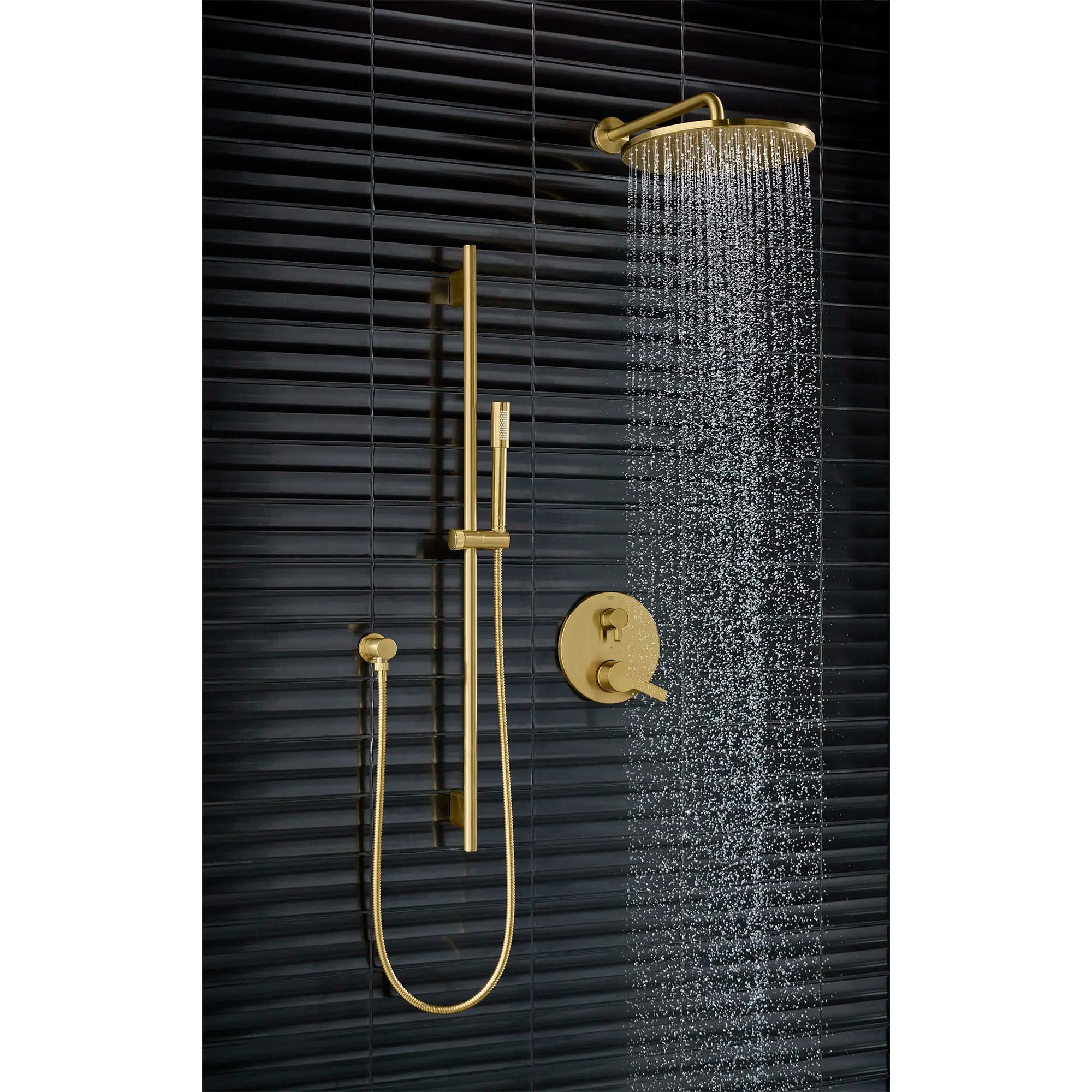 Pomme de douche 310 Mono de 12 po - 1 jet d’aspersion, 6,6 L/min (1,75 gpm) // AUBE FRAÎCHE BROSSÉ // 164508_Lineare_EnvironmentCloseUp_26569GN0_35117GN0_0002_May2023_0_CDNwebp_99acead1-88df-43d7-8572-282be1b2e015.webp