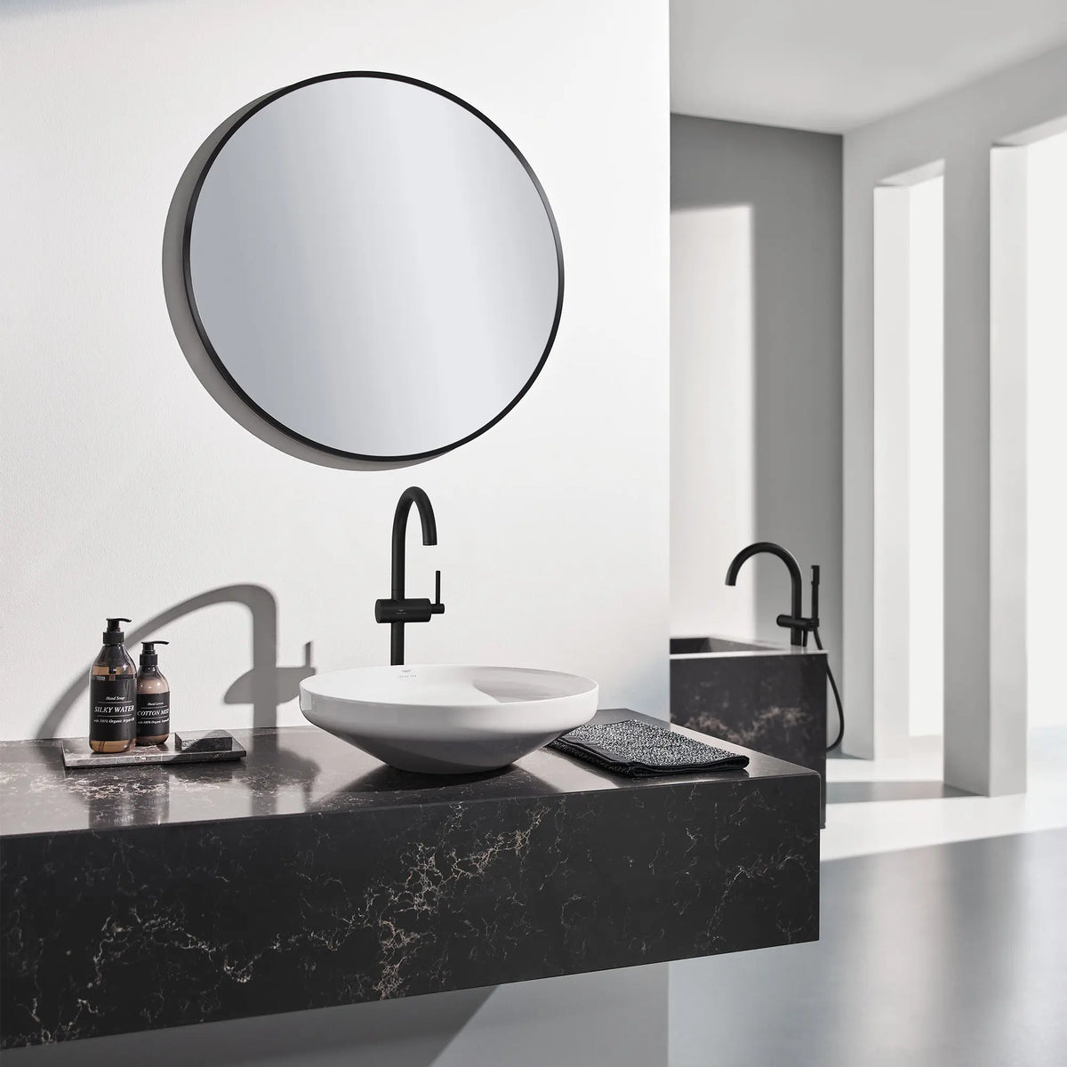 Grand robinet monotrou pour salle de bain, à poignée simple, 4,5 L/min (1,2 gpm) // NOIR MAT // 164509_Atrio_EnvironmentFull_243502430_243682430_0001_Jun2023_0_CDNwebp_125cd768-ca96-4ad6-aa0c-ab25476ce22c.webp