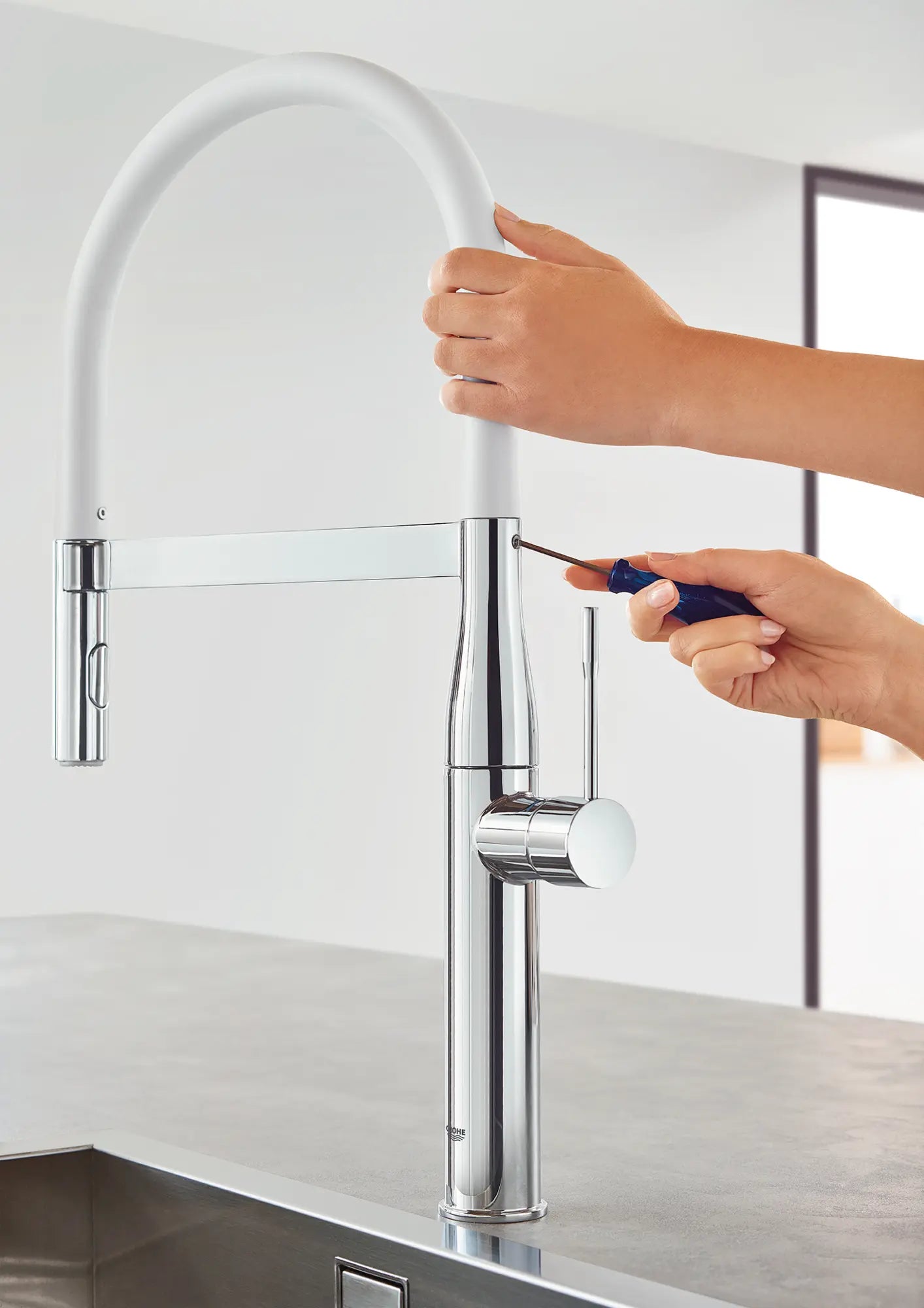 Robinet de cuisine semi-pro à poignée simple et double jet 6,6 L/min (1,75 gpm) // CHROME STARLIGHT GROHE // 164560_EssenceNew_30295000_10_0_CDNwebp.webp