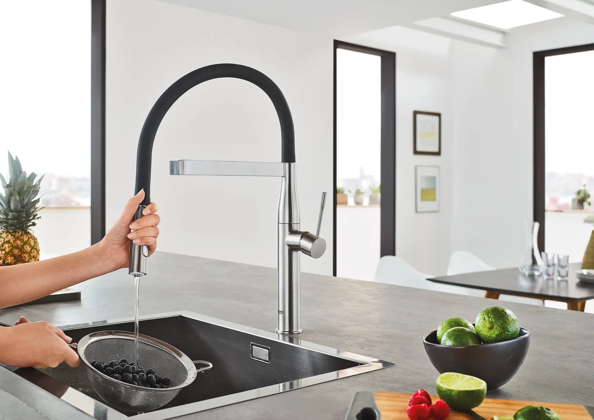 Robinet de cuisine semi-pro à poignée simple et double jet 6,6 L/min (1,75 gpm) // CHROME STARLIGHT GROHE // 164561_EssenceNew_30295000_23_0_CDNwebp.webp