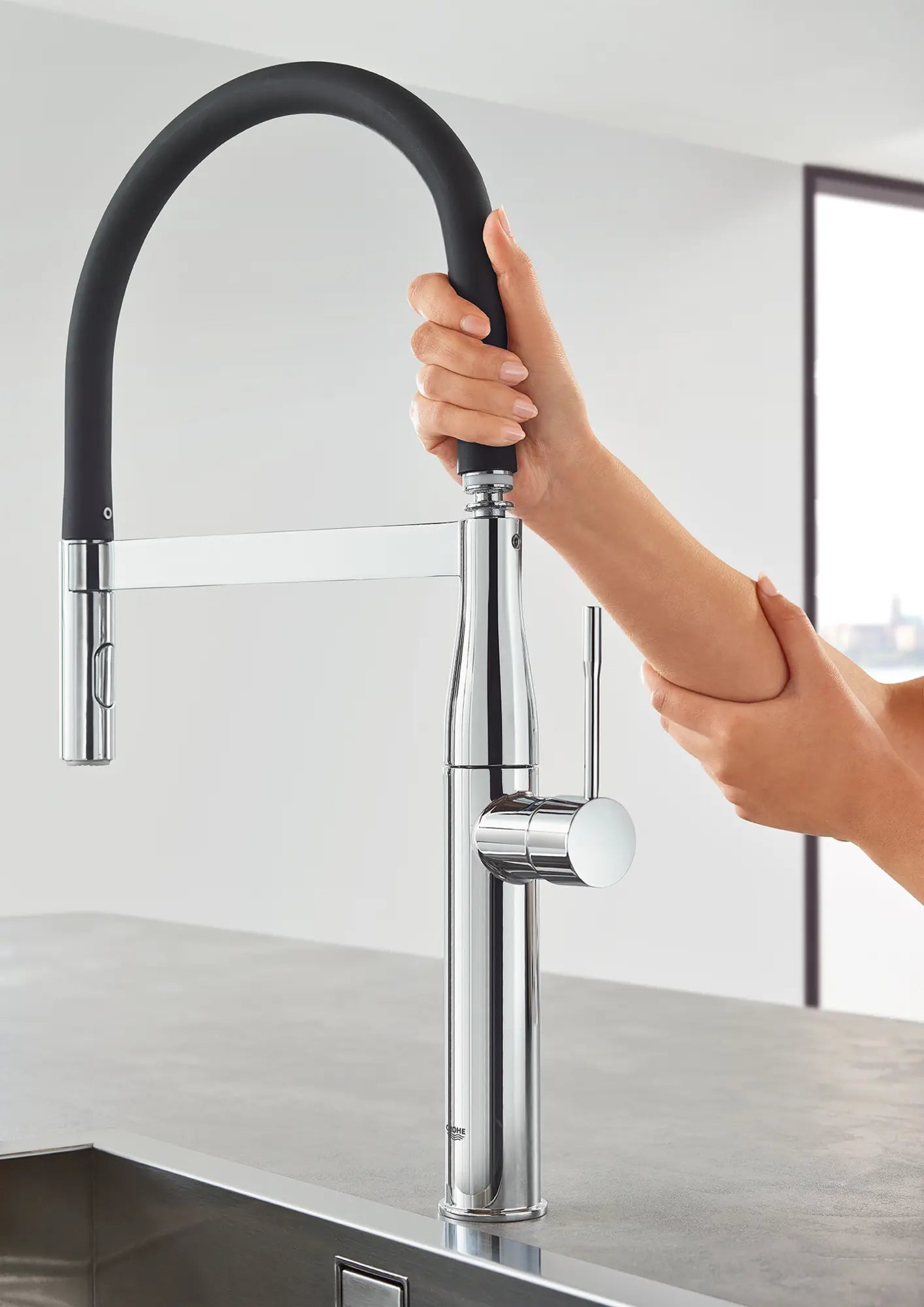 Robinet de cuisine semi-pro à poignée simple et double jet 6,6 L/min (1,75 gpm) // CHROME STARLIGHT GROHE // 164564_EssenceNew_30295000_08_0_CDNwebp.webp