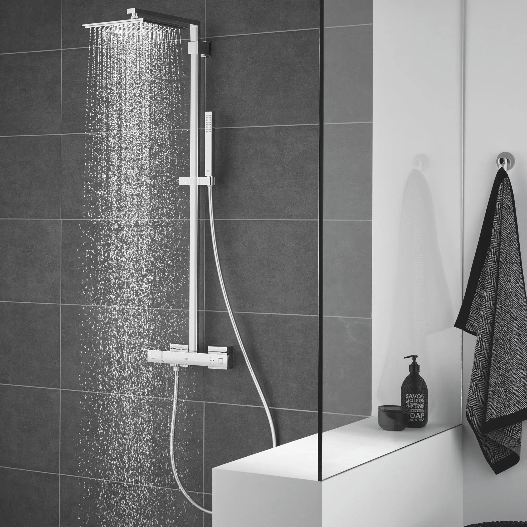 Rainshower Allure 230 Pomme de douche - 1 jet d’aspersion // CHROME STARLIGHT GROHE // 164629_27480000-Rainshower-Allure-230-1-Spray-Showerhead-StarLight-Chrome-lifestyle-2_0_CDNwebp.webp
