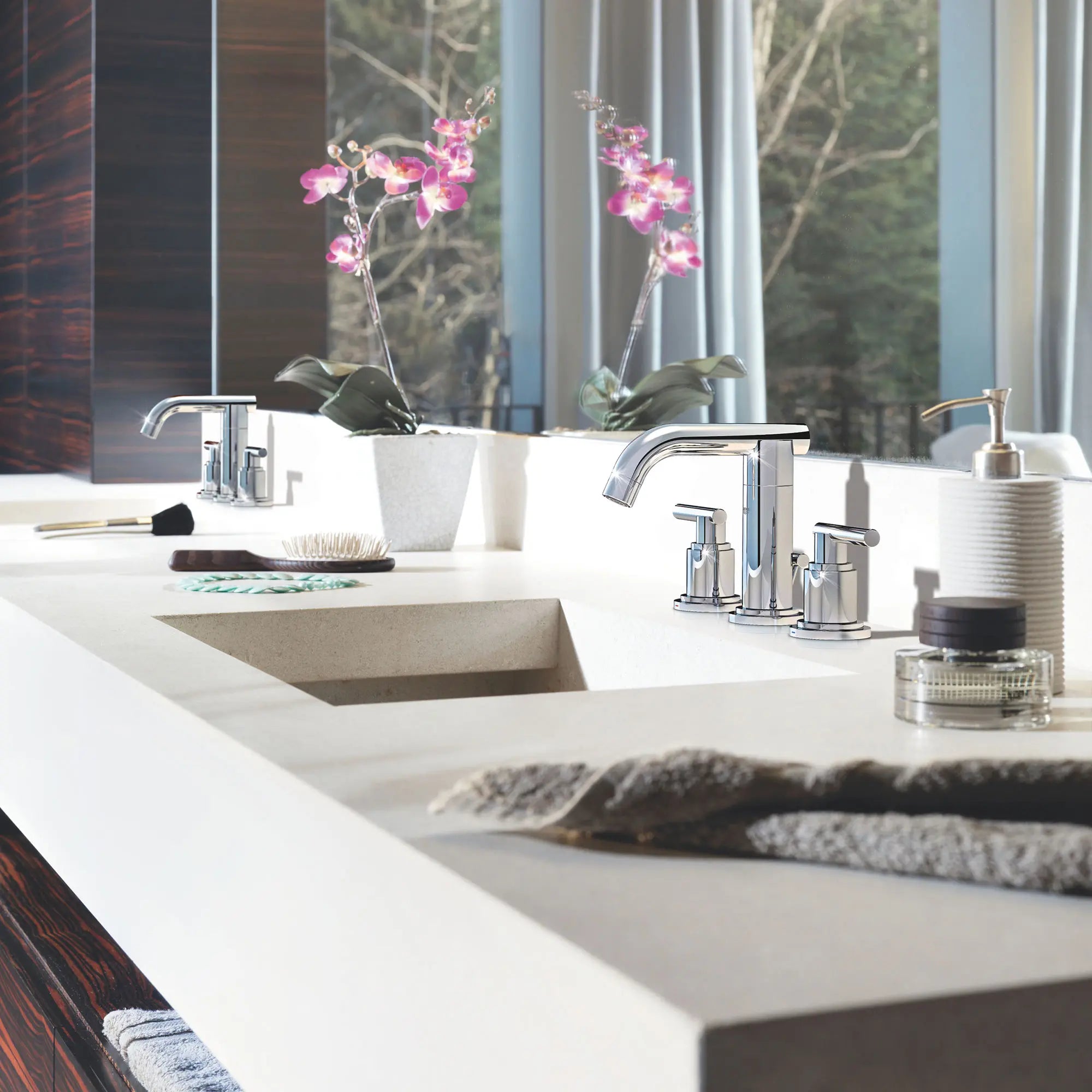 Robinetterie 3-trous pour lavabo Taille S // CHROME STARLIGHT GROHE // 164650_20072000-Atrio-8-in-Widespread-2-Handle-3-Hole-Low-Spout-Bathroom-Faucet-15-GPM-in-Chrome-Lifestyle-Silo-1_0_CDNwebp.webp